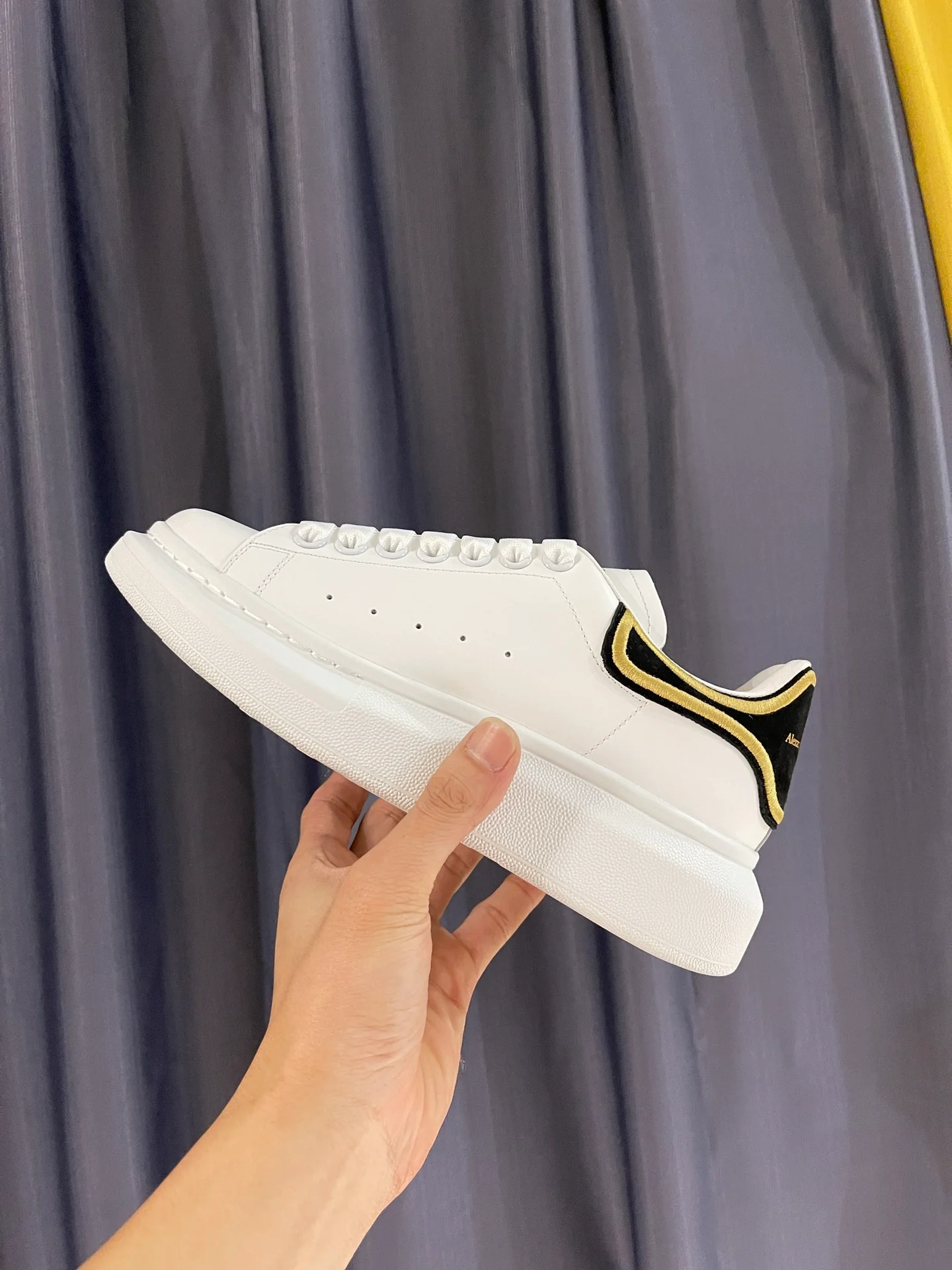 Классические белые кроссовки McQueen - унисекс - черный бархат - каблук с золотой вышивкой - премиум-издание