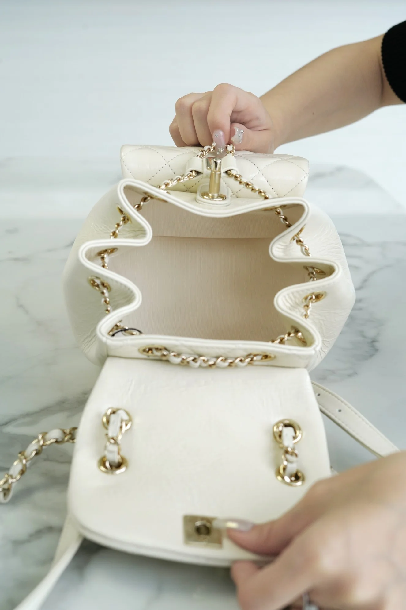 Рюкзак Chanel — белый, из вощеной кожи.