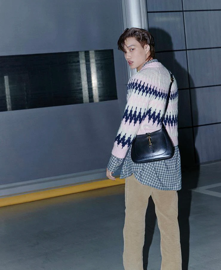 Опубликованы фотографии образа с курткой Gucci.