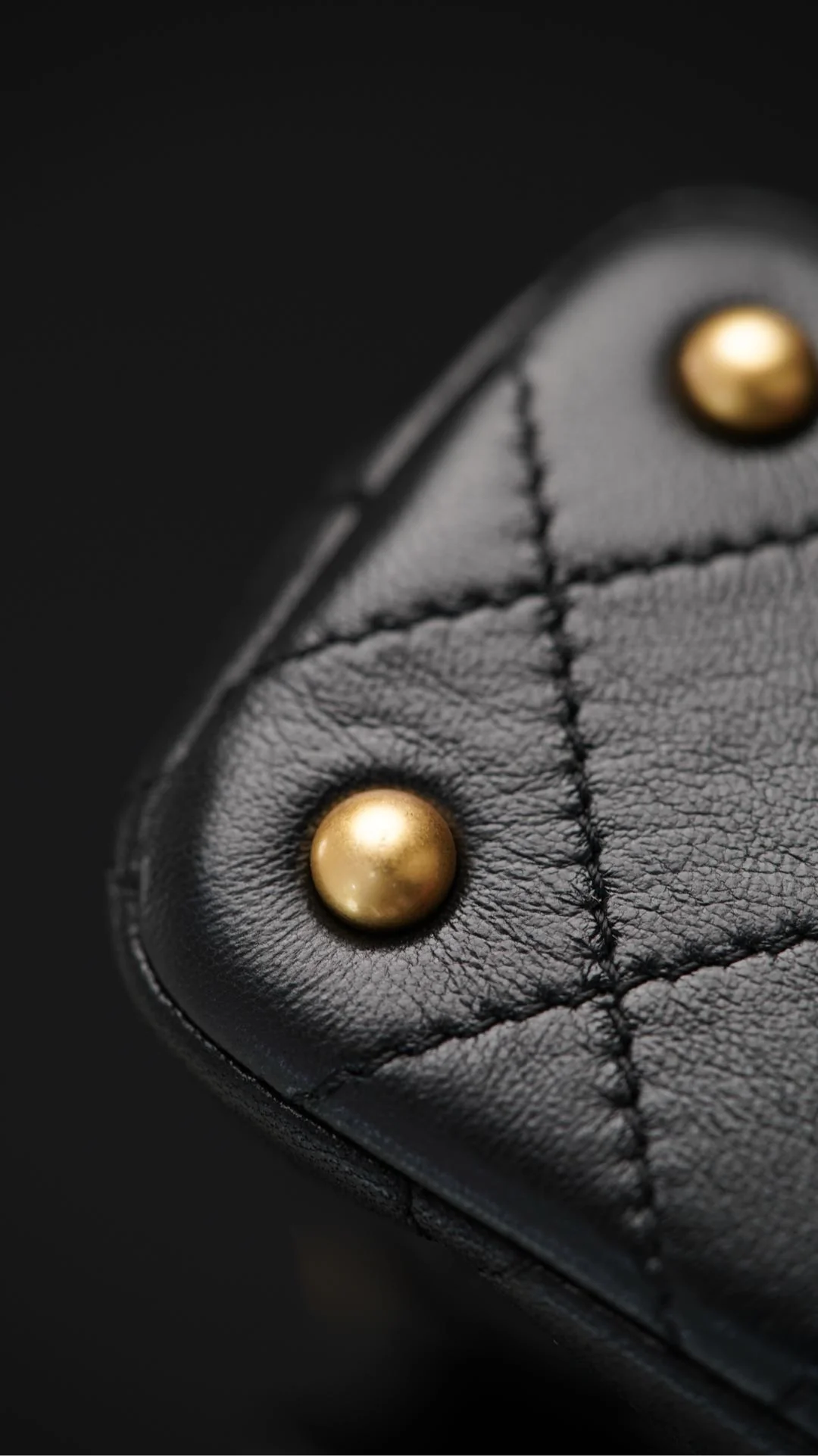 Chanel 25p - Сумка с горизонтальной ручкой и клапаном - Черно-золотая