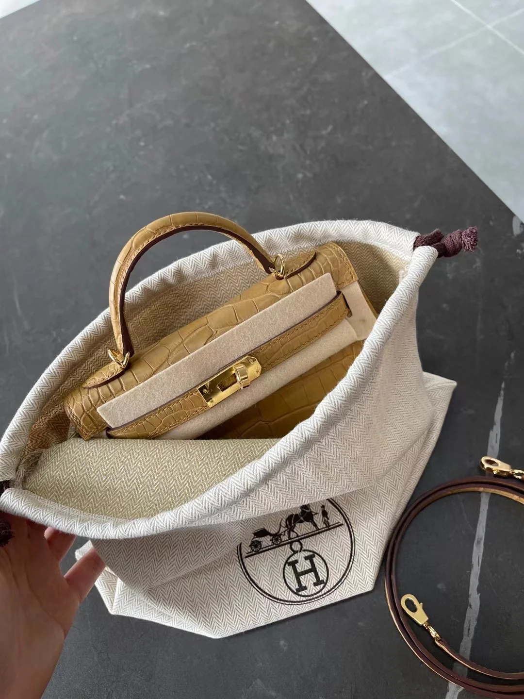 Сумка Hermes Kelly Mini 2-го поколения - матовая кожа аллигатора - крафт-бумага земляных тонов 2h - золотая пряжка