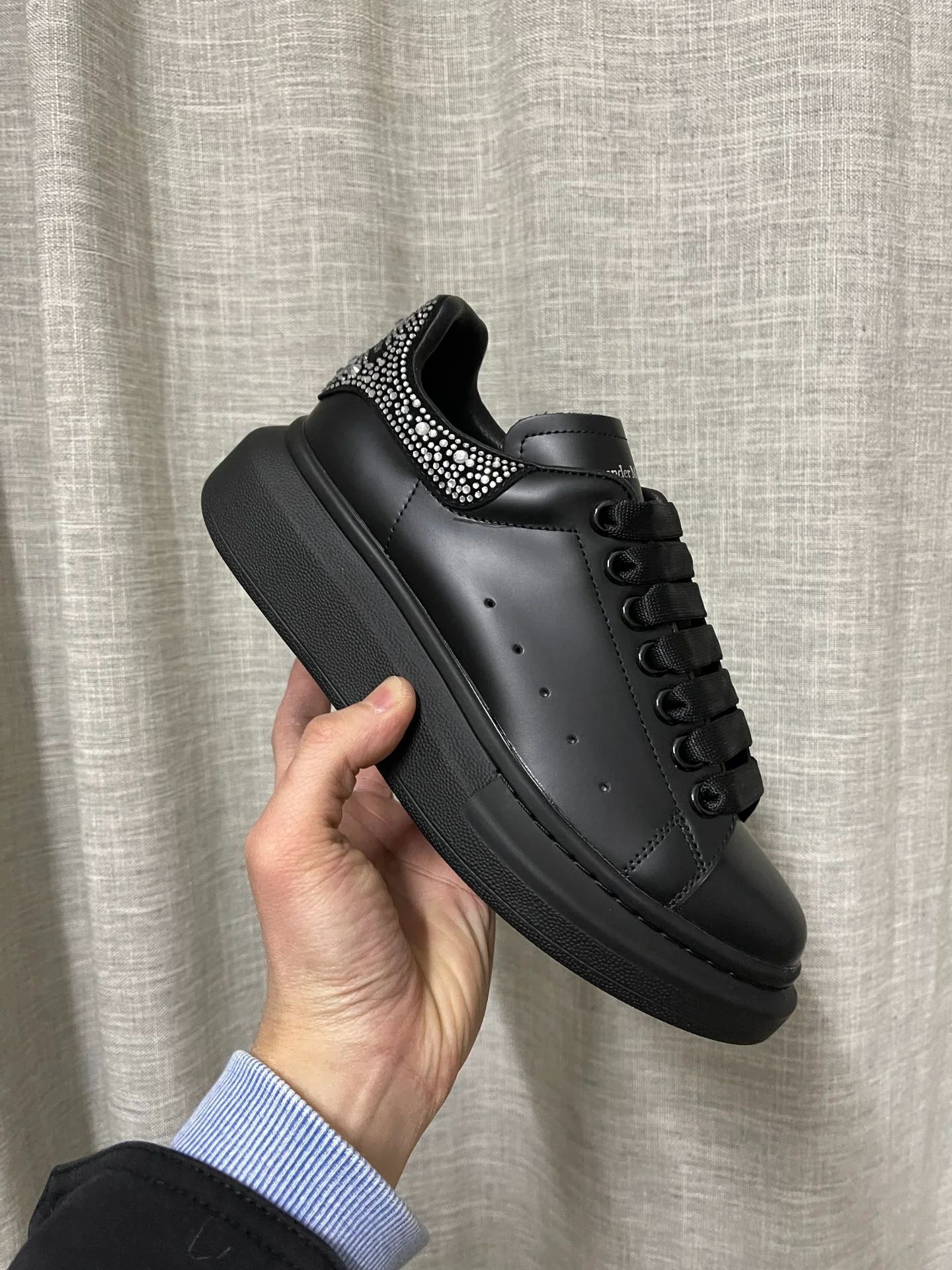 Классические белые кроссовки McQueen - унисекс - черные с белыми бриллиантами - премиум-издание