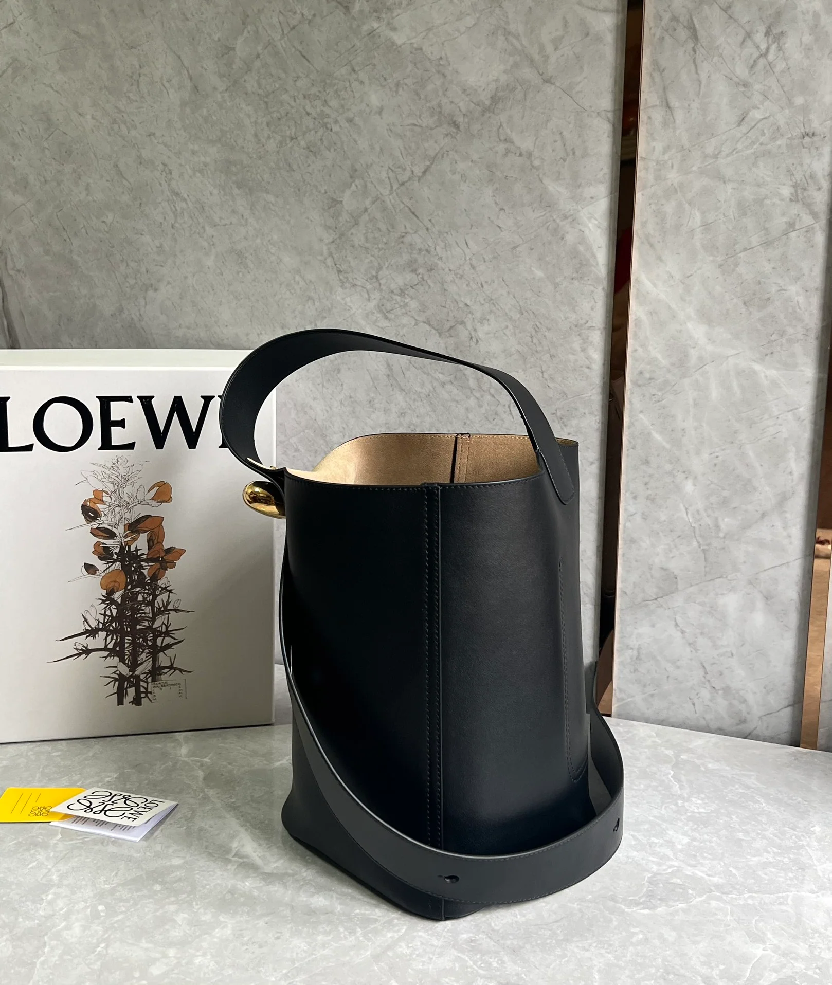 Сумка-ведро Loewe Pebble - черная