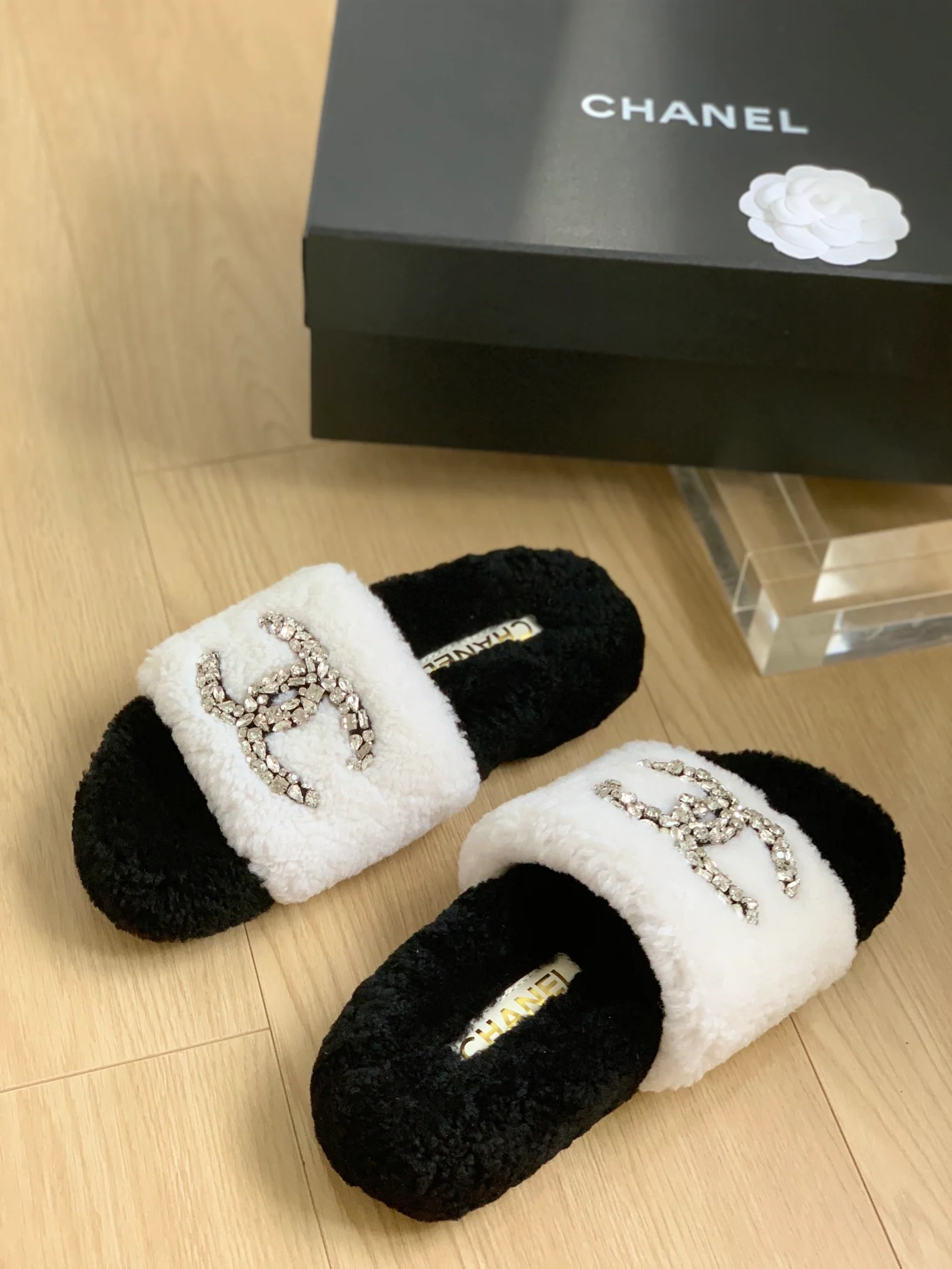 Новинка сезона осень/зима 2023 от Chanel - Тапочки из овечьей шерсти на резиновой подошве - Черно-белые - 1 шт.