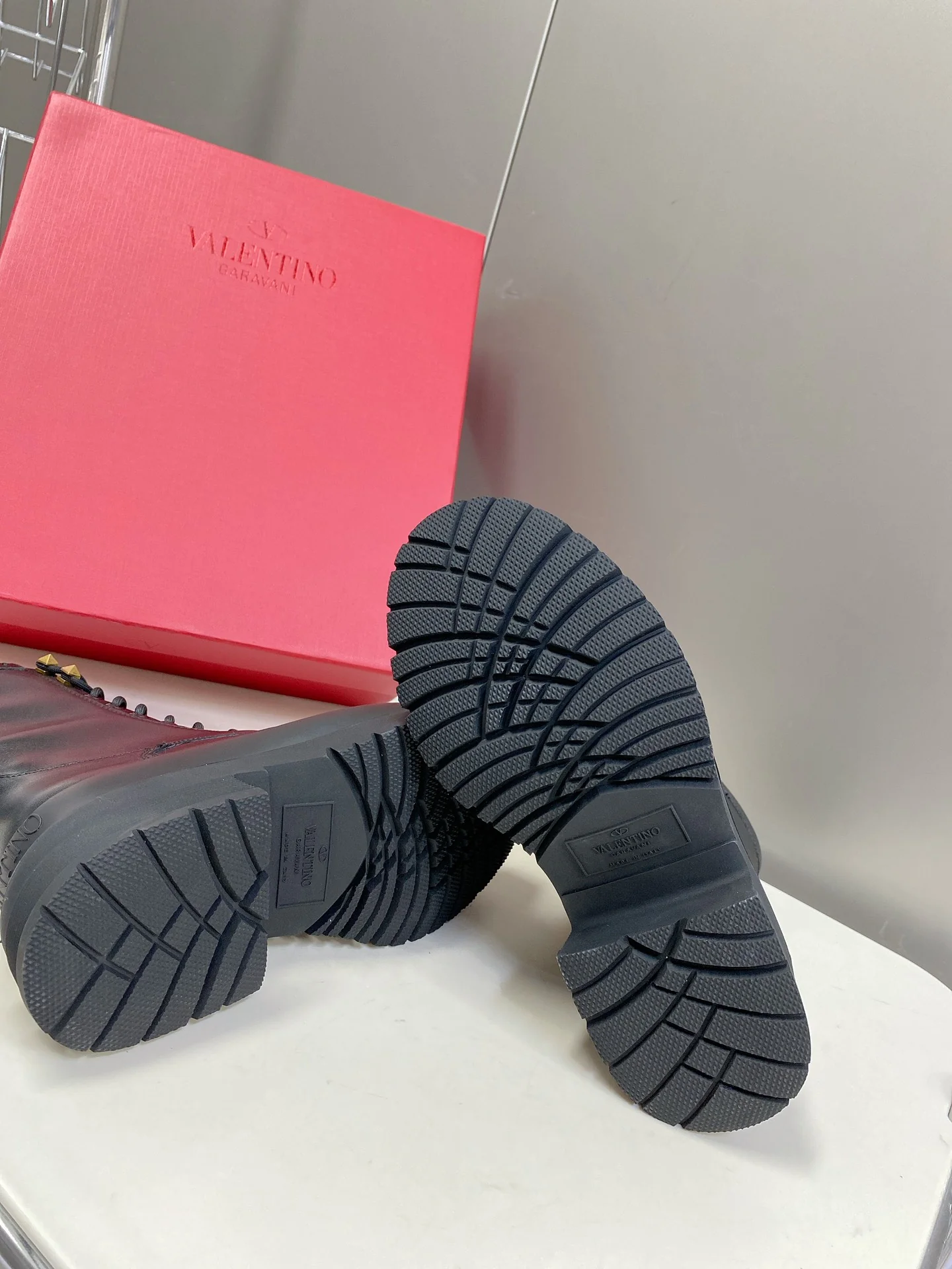 Новинка сезона осень/зима 2022 от Valentino - Ботинки Martin в британском стиле - 1