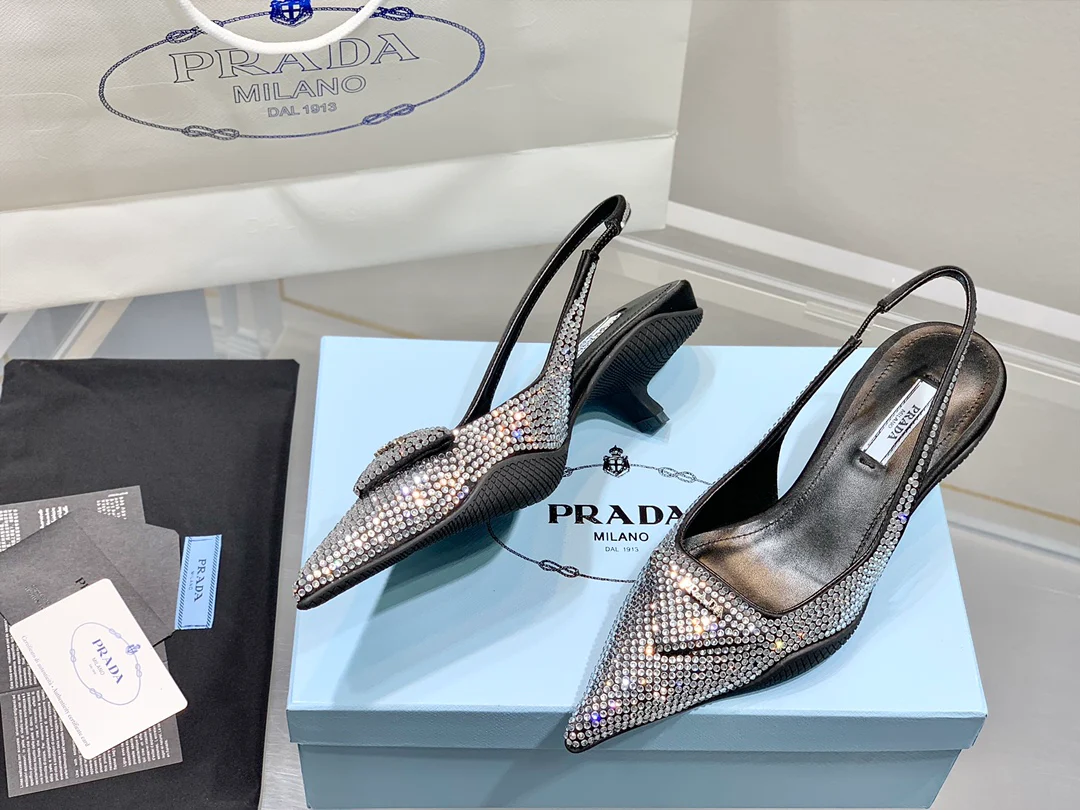 Prada - Туфли на низком каблуке, украшенные бриллиантами