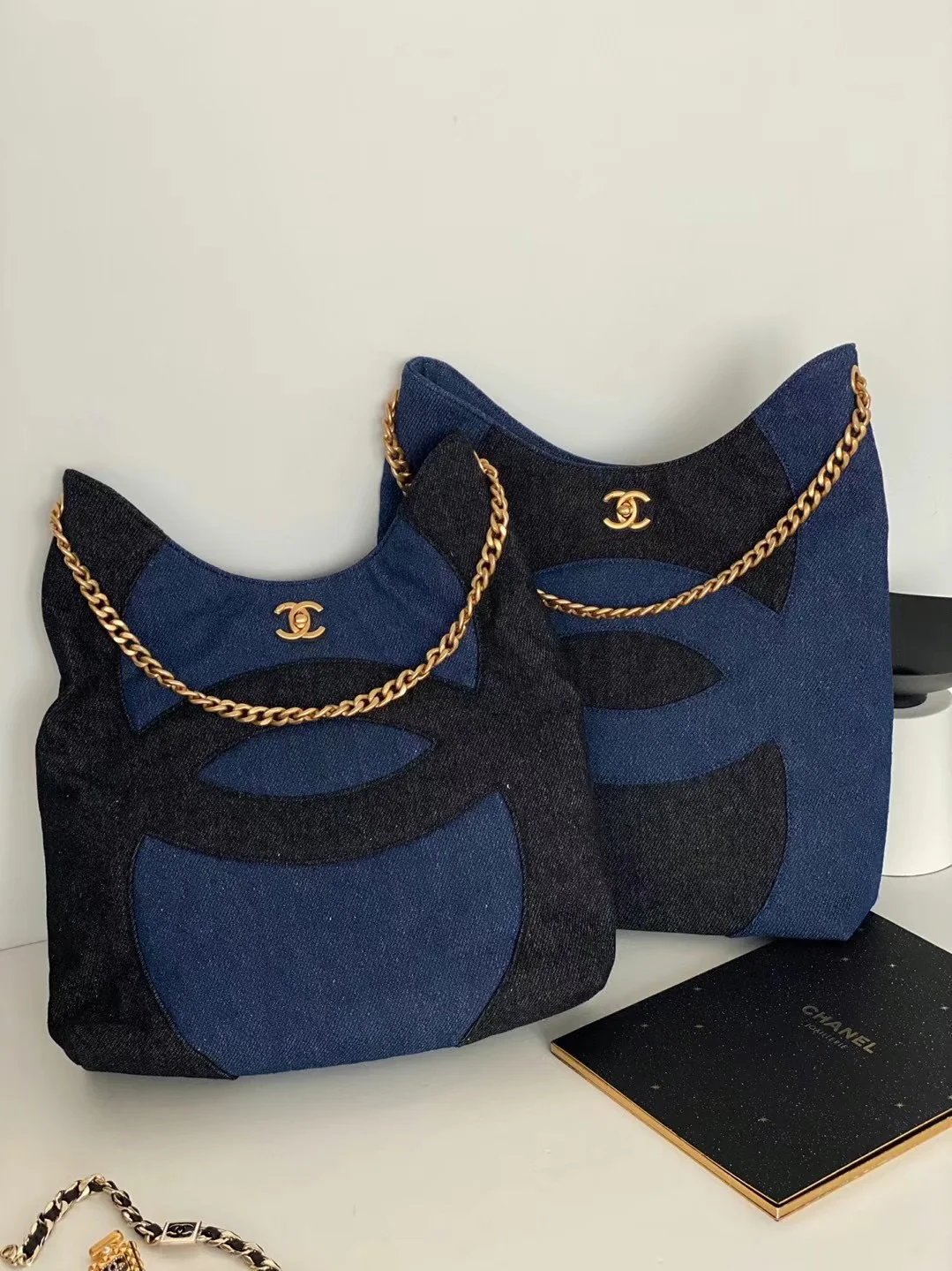 Коллекция Chanel Весна/Лето 2023 - Синяя джинсовая сумка-тоут - Синяя отделка с черным основанием