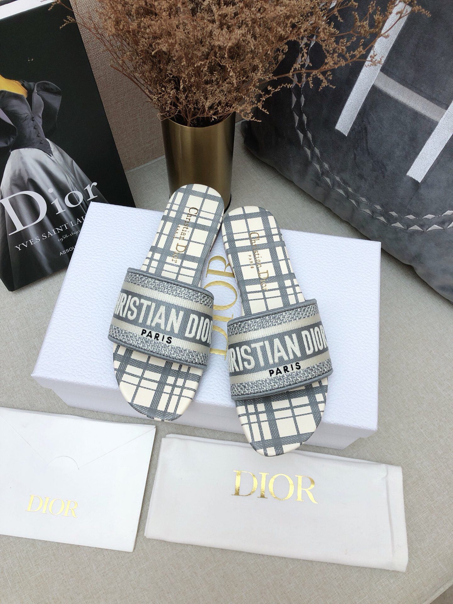 Новинка весенней коллекции Dior 2022 года - вышитые тапочки - клетчатые серые.