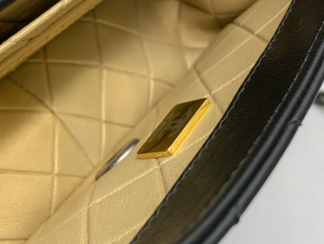 Новинка сезона осень/зима 2022 от Chanel - сумка Badge Flap Bag.