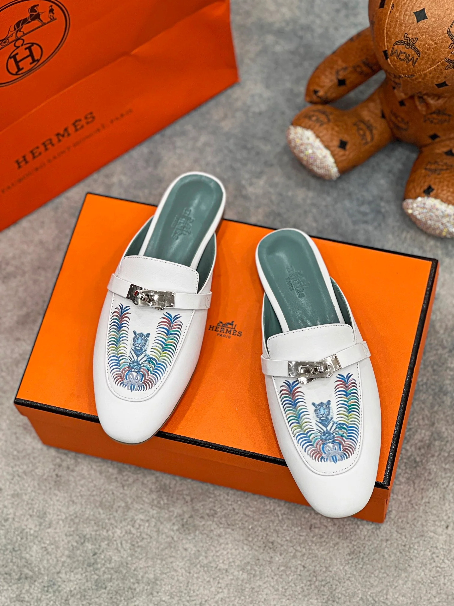 Новинка весны 2022 года от Hermes - мюли без шнурков.