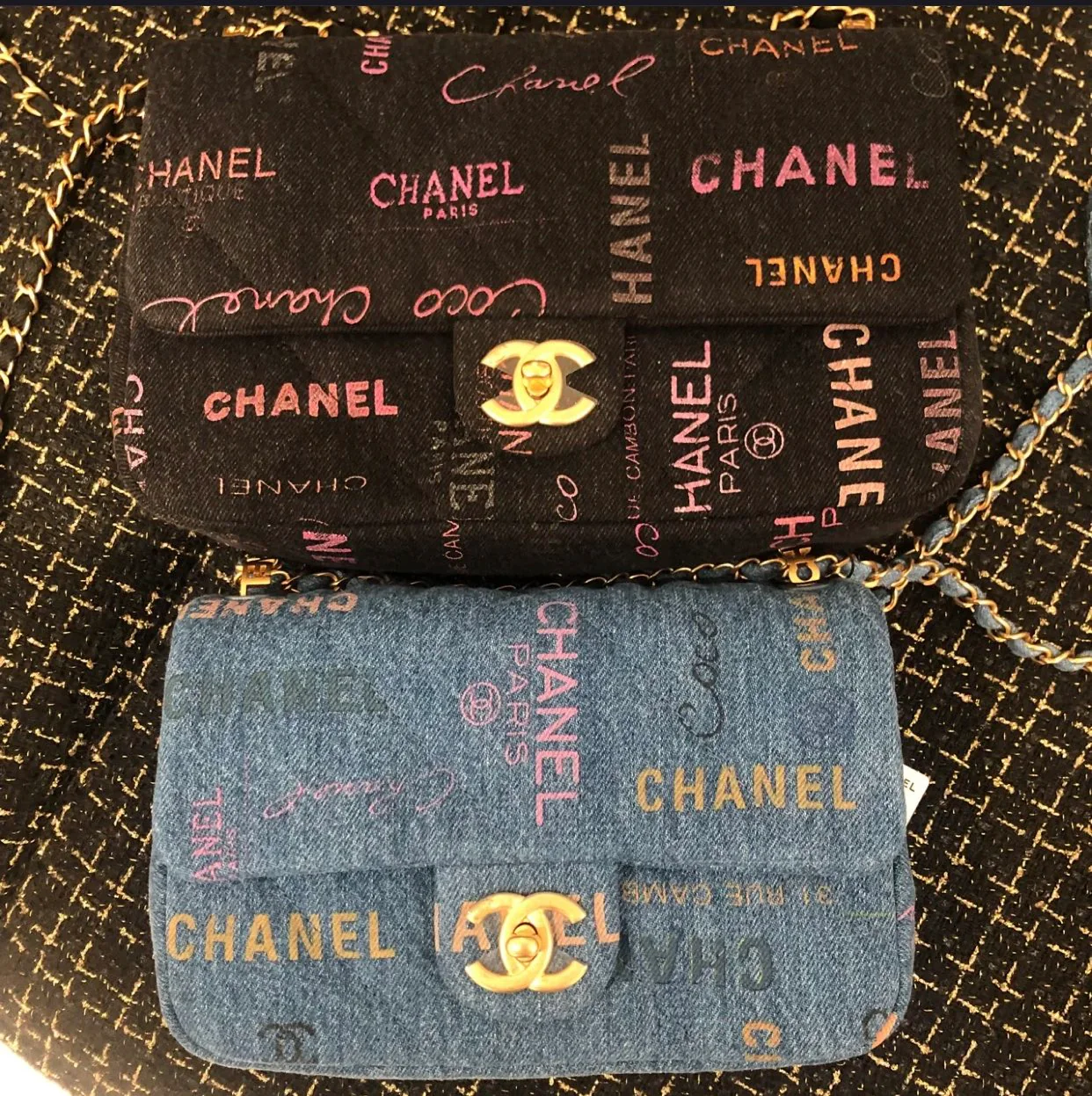 Сумка Chanel из коллекции весна/лето с граффити и джинсовой отделкой - CF Bag - 28 см