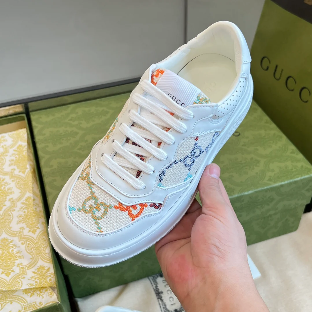 Gucci - Новинка сезона осень/зима 2022 - Белые кроссовки с вышивкой