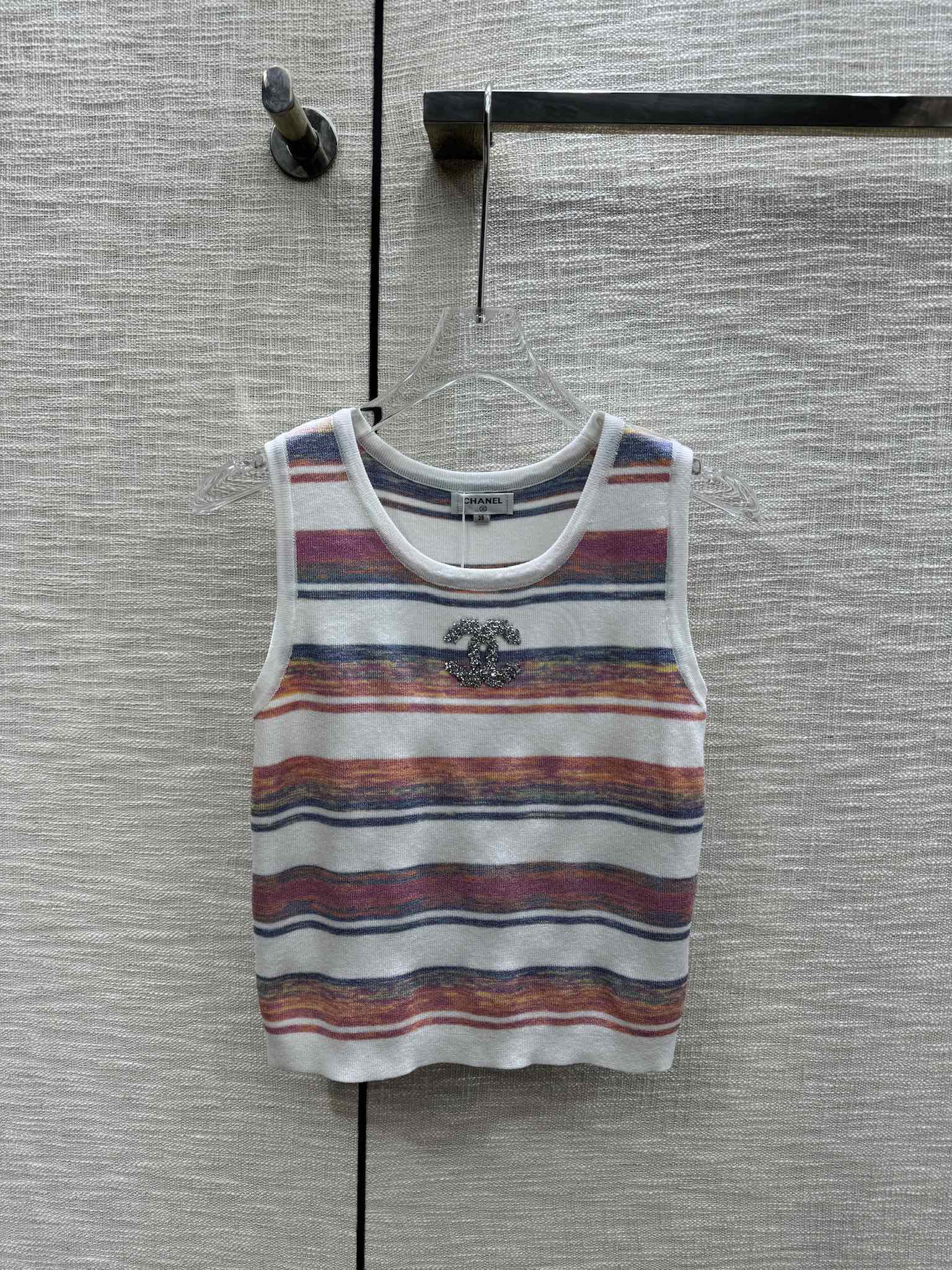 Вязаный жилет Chanel 2403 в полоску с цветовыми блоками