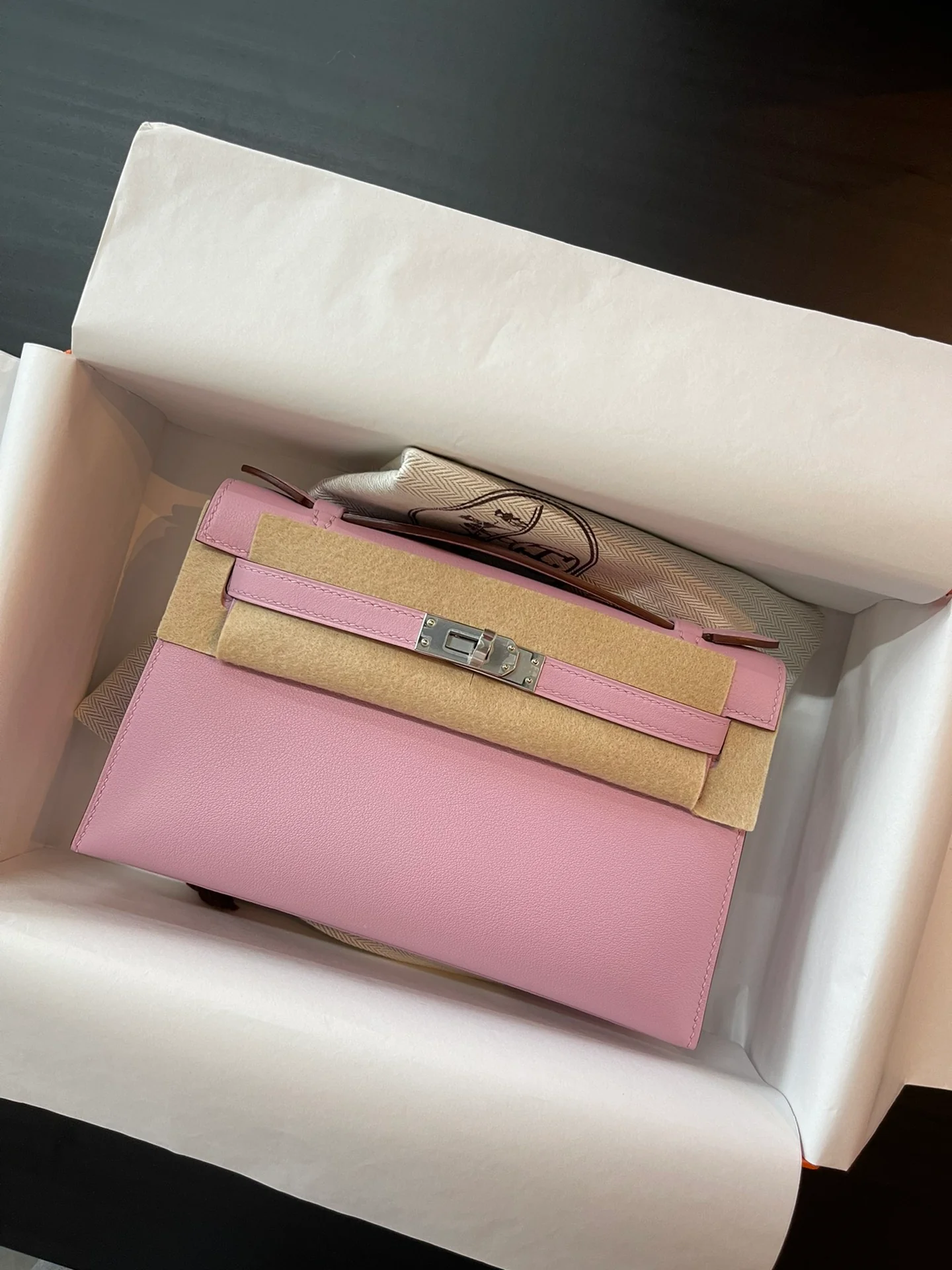 Мини-сумка Hermes Kelly 1-го поколения, 22 см, из быстрой кожи, фиолетового цвета, с серебряной пряжкой.