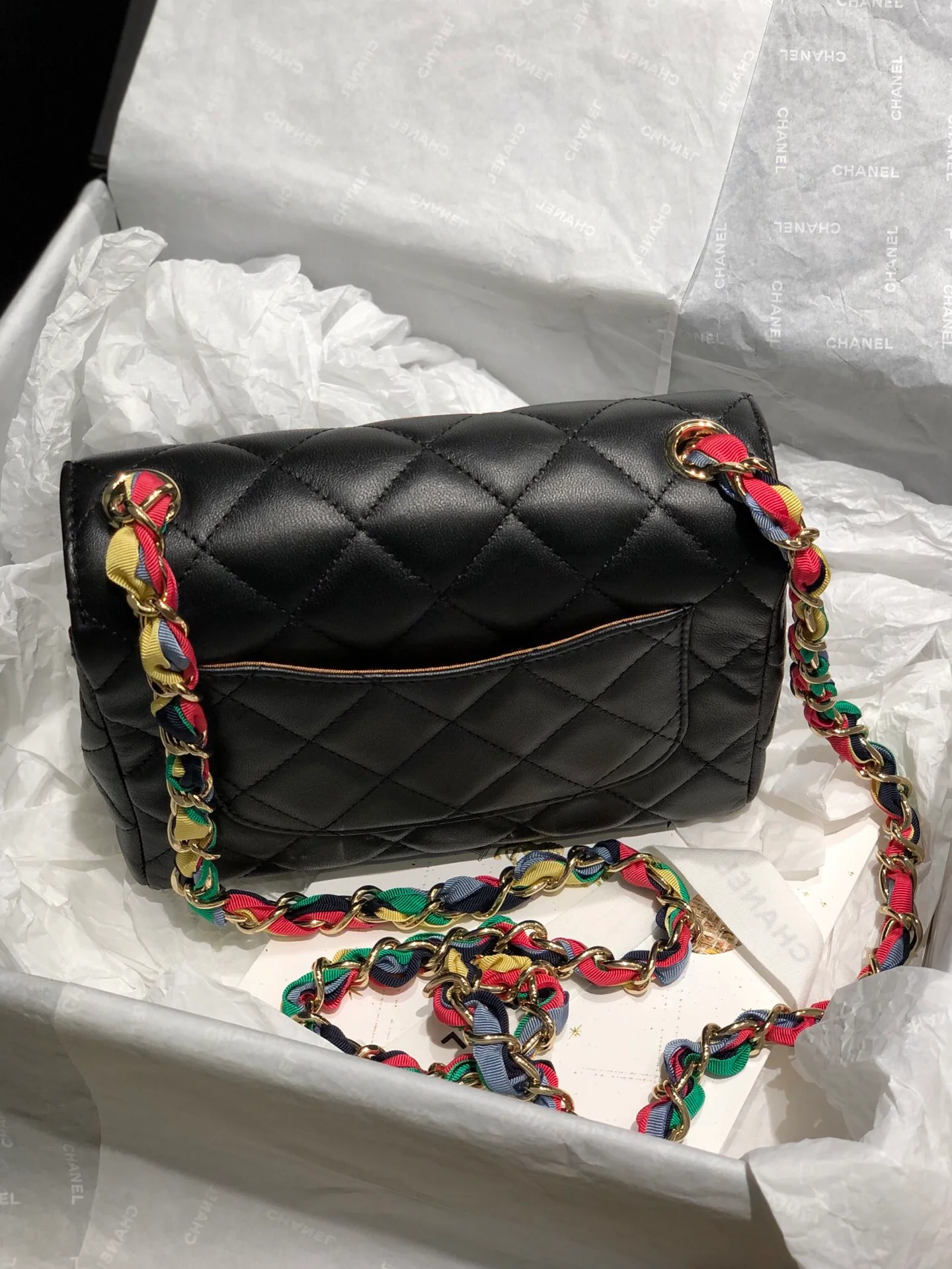 Сумка Chanel с радужной цепочкой, 2022 год.