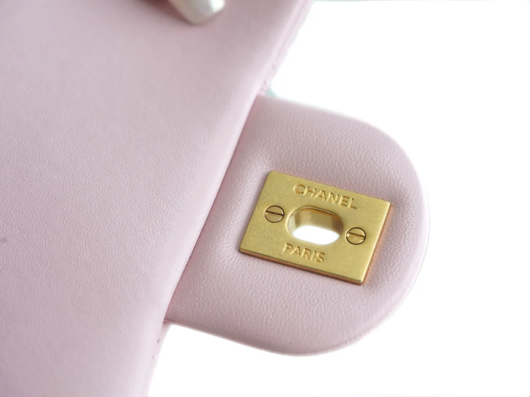 Пряжка Chanel 23 с декором в виде камелии - розовая