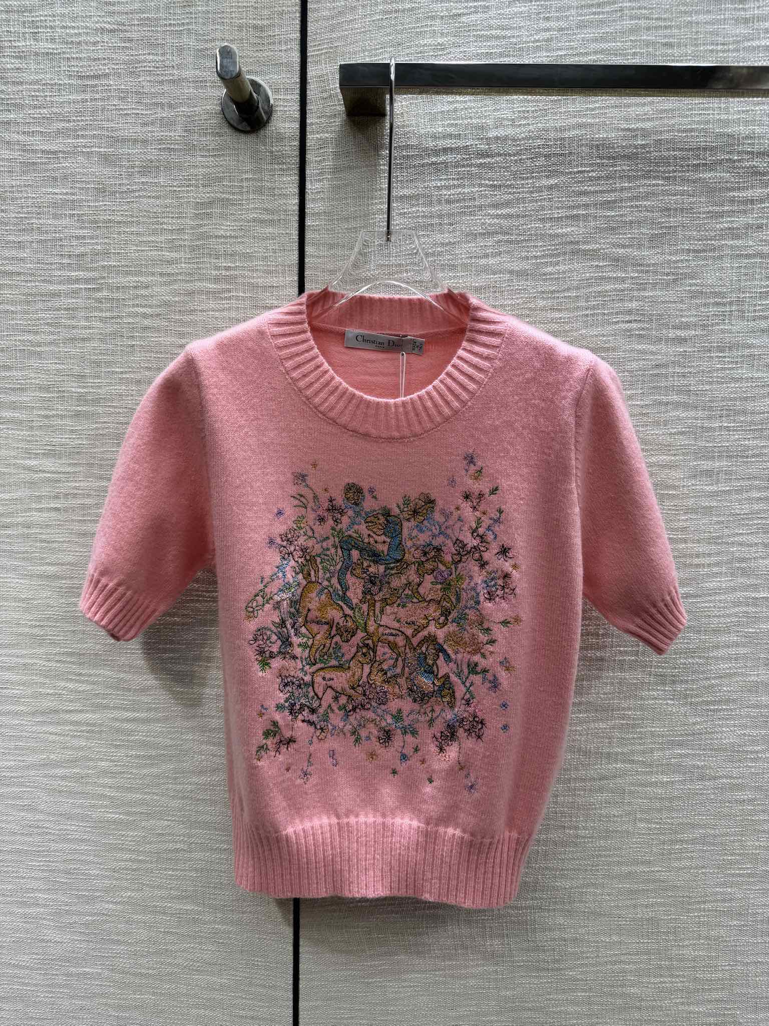 Dior - Коллекция ?Ранняя весна?, модель 2403-24, трикотажное платье с коротким рукавом и плотной вышивкой - розовое.