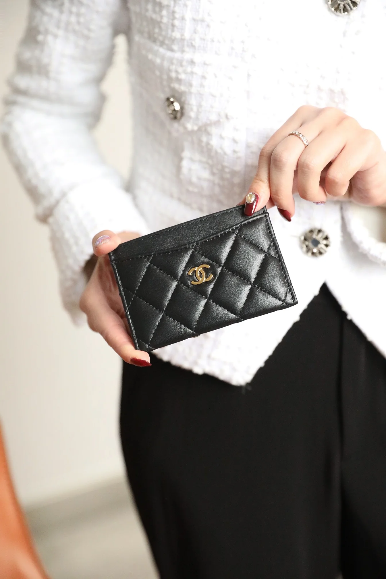 Кардхолдер Chanel — из черной овечьей кожи с серебряной пряжкой.