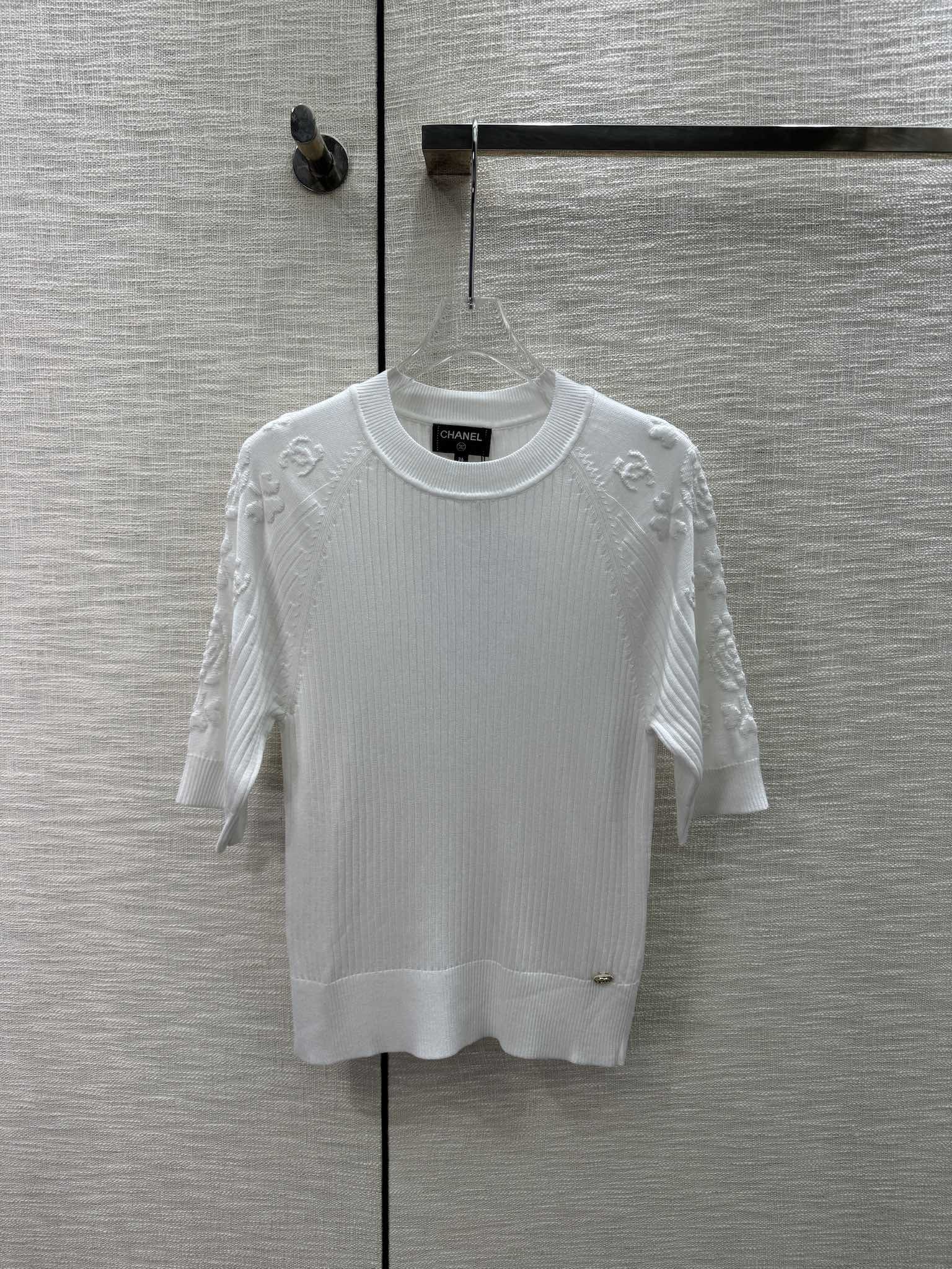 Вязаная футболка Chanel 2404 с коротким рукавом и изображением четырехлистного клевера и камелии - белая.