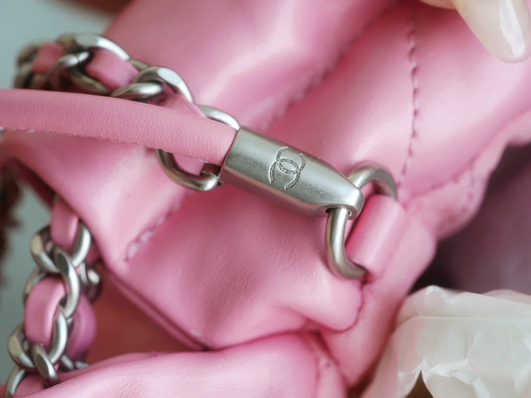 Новинка сезона весна/лето 2023 от Chanel - сумка 22 - мини - розовая с серебряной пряжкой