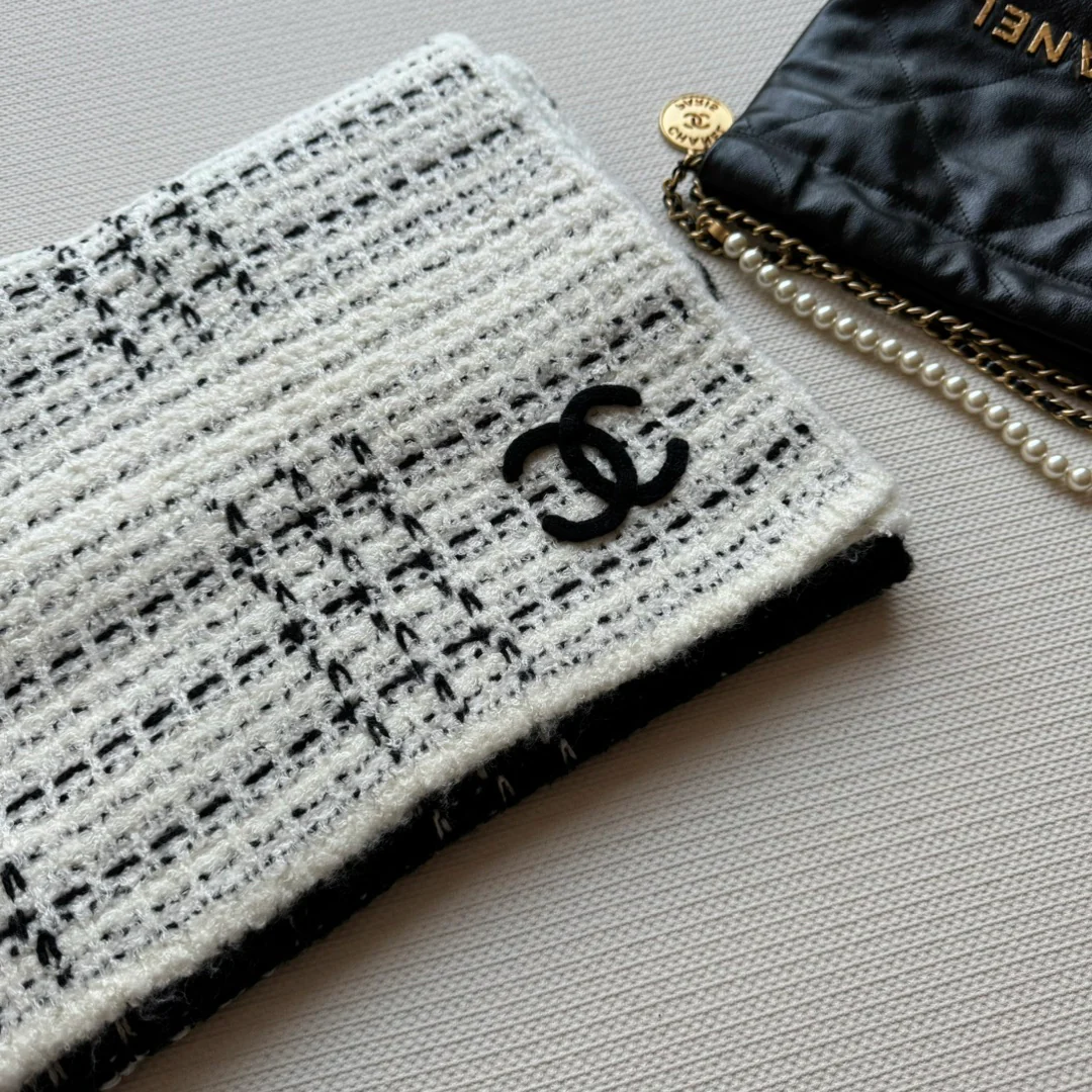 Вязаный полосатый шарф Chanel 2024 — белый