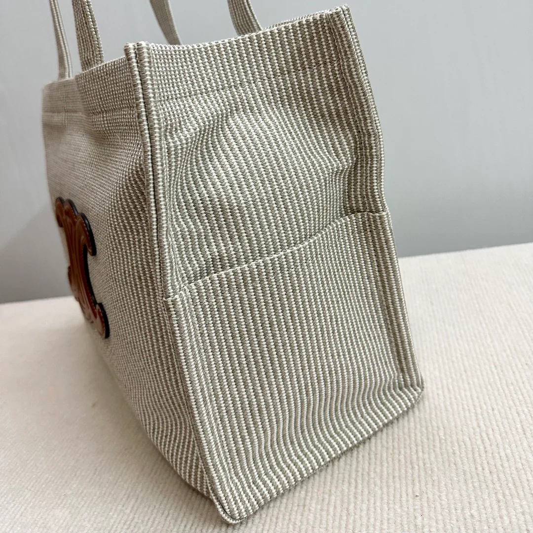 Сумка-тоут Celine Cabas Thais, большая, бежевая.