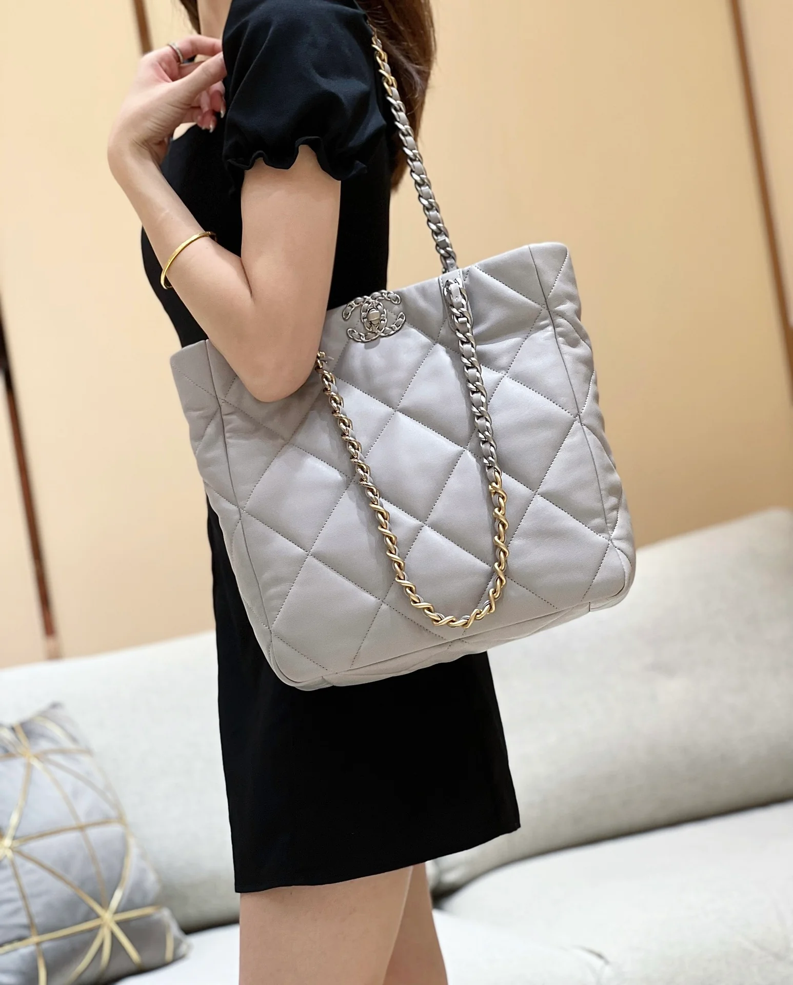 Новинка сезона осень/зима 2022 от Chanel - сумка-шоппер из 19 предметов.