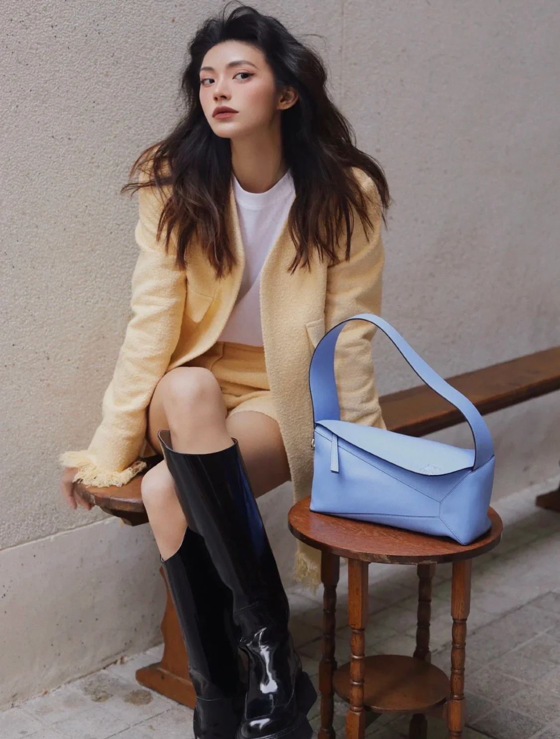 Сумка-хобо Loewe Puzzle, светло-голубая (на фото).