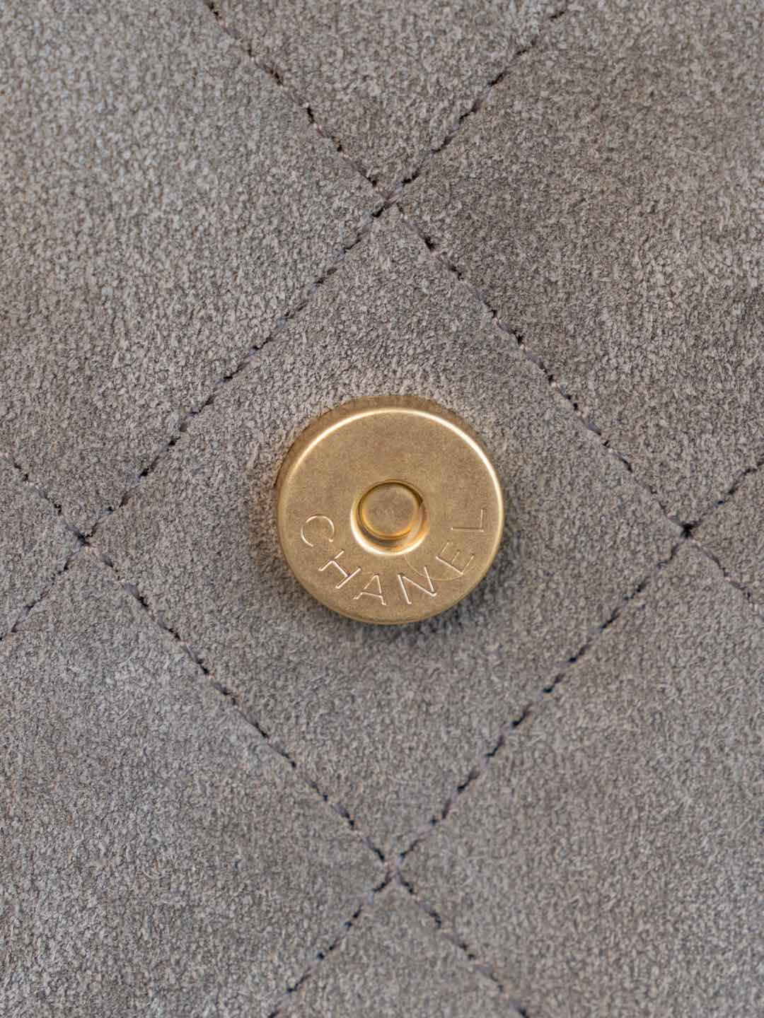 Сумка-хобо Chanel с завязками, замша, серая.