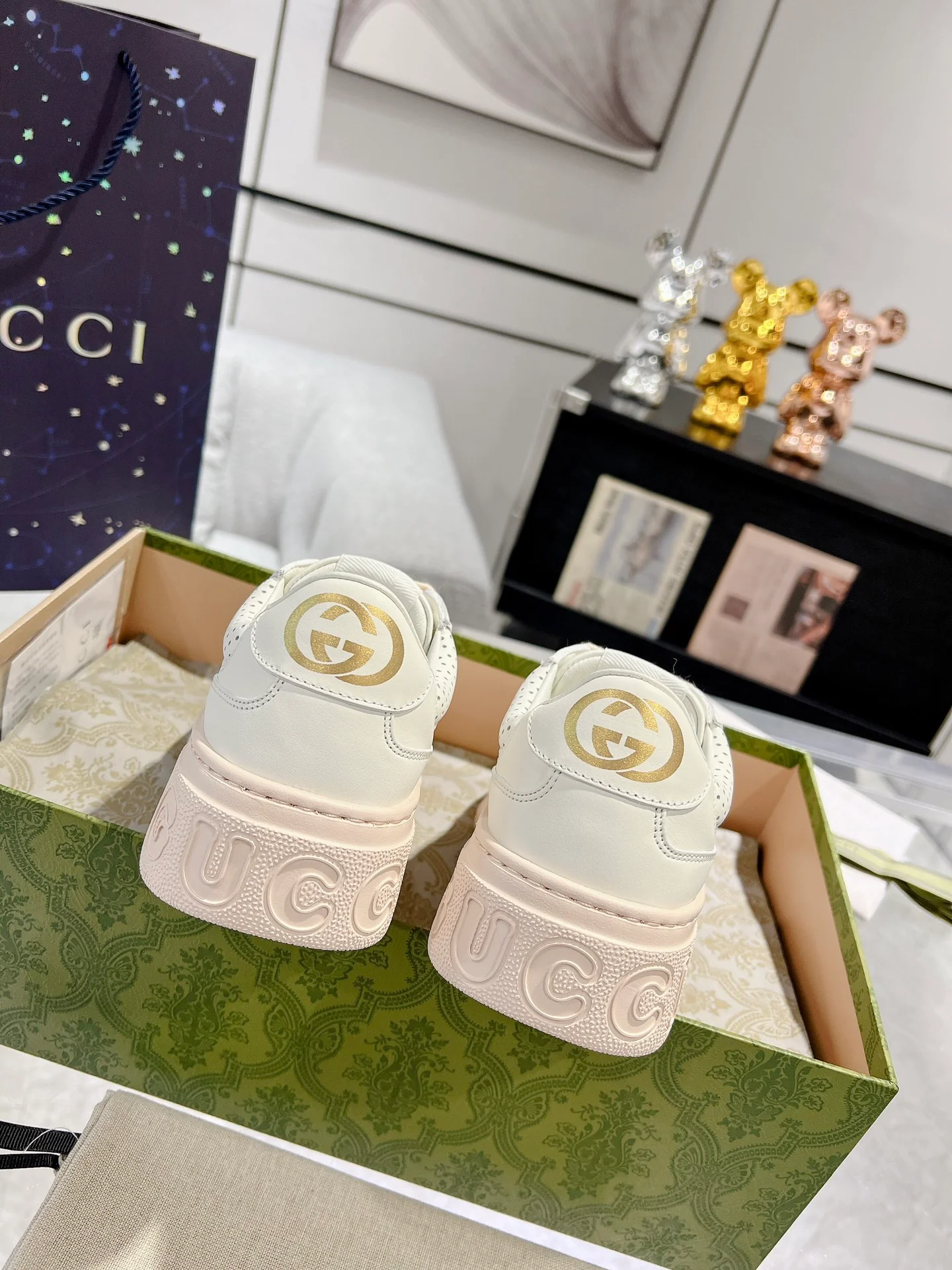 Gucci - Белые кроссовки на платформе с тиснением