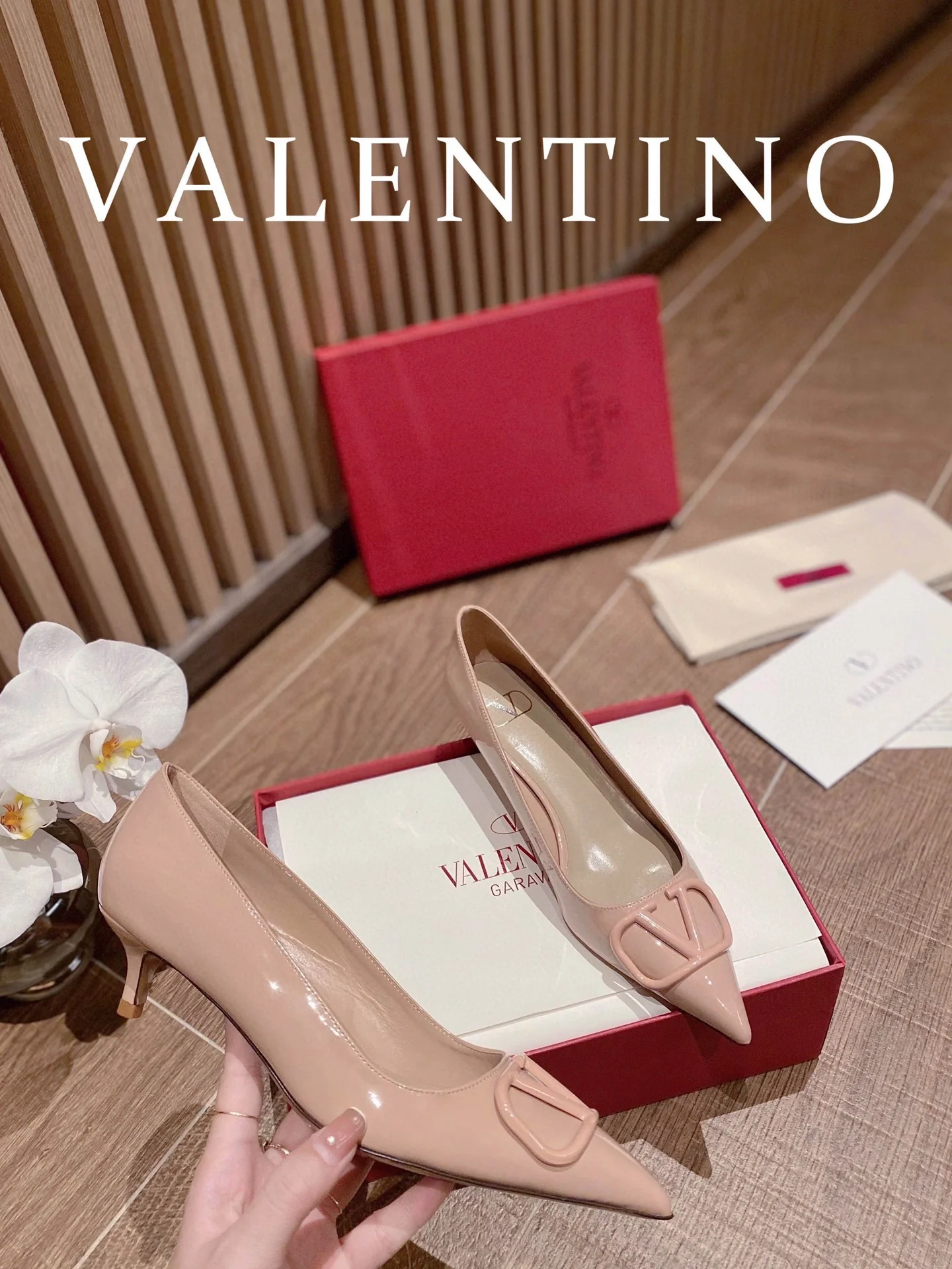 Лакированные туфли Valentino V-образной формы на каблуке - розовые