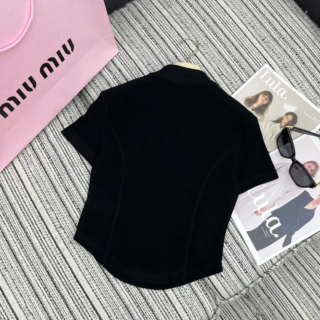 Miu Miu - 2404 - Коллекция весна/лето 2024 - Новый костюм Miu с воротником-стойкой, подплечниками и приталенным силуэтом - Черный