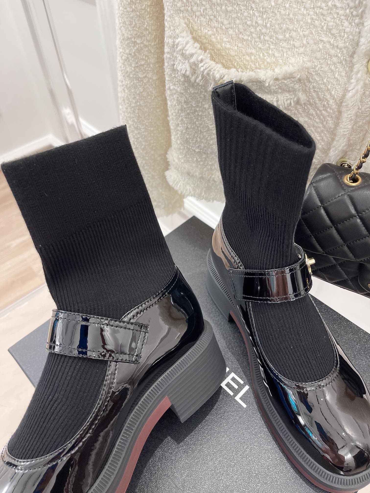 Новинка сезона осень/зима 2023 от Chanel - Ботинки-носки - Кожаные туфли-носки