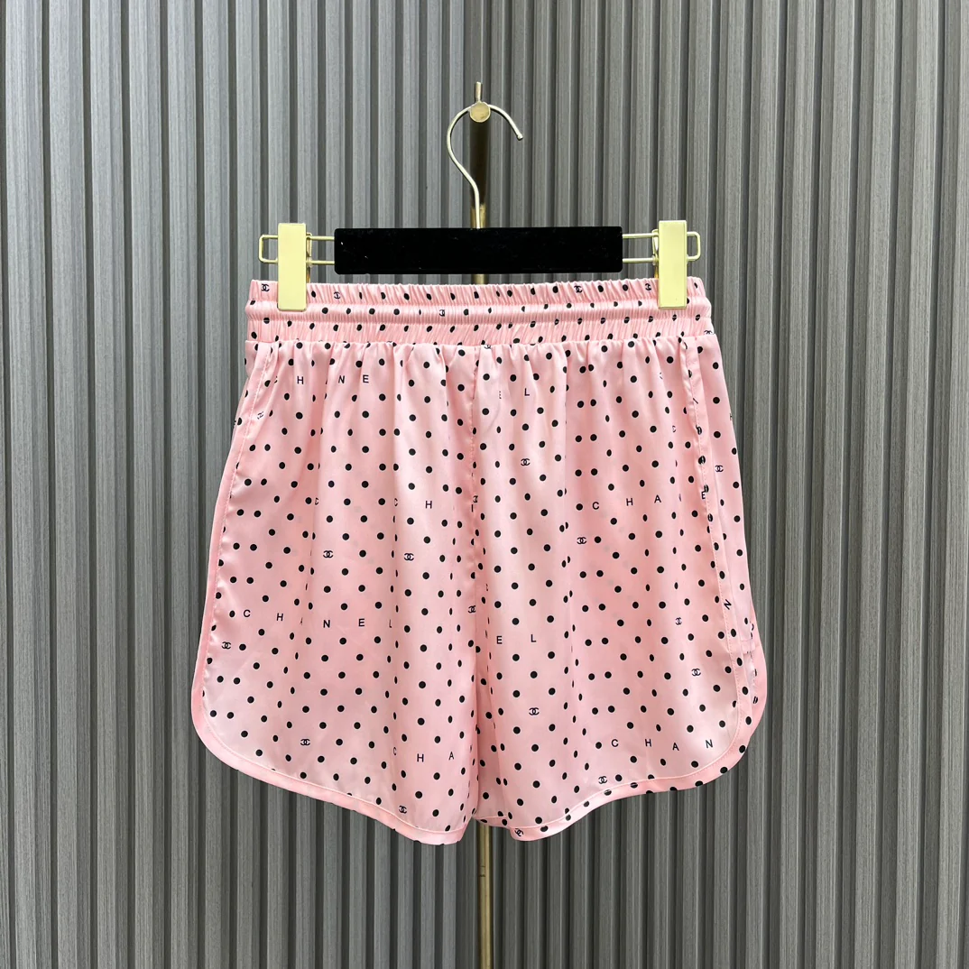 Chanel - 2404-24 Новинка: Комплект из рубашки и шорт в горошек - Розовый