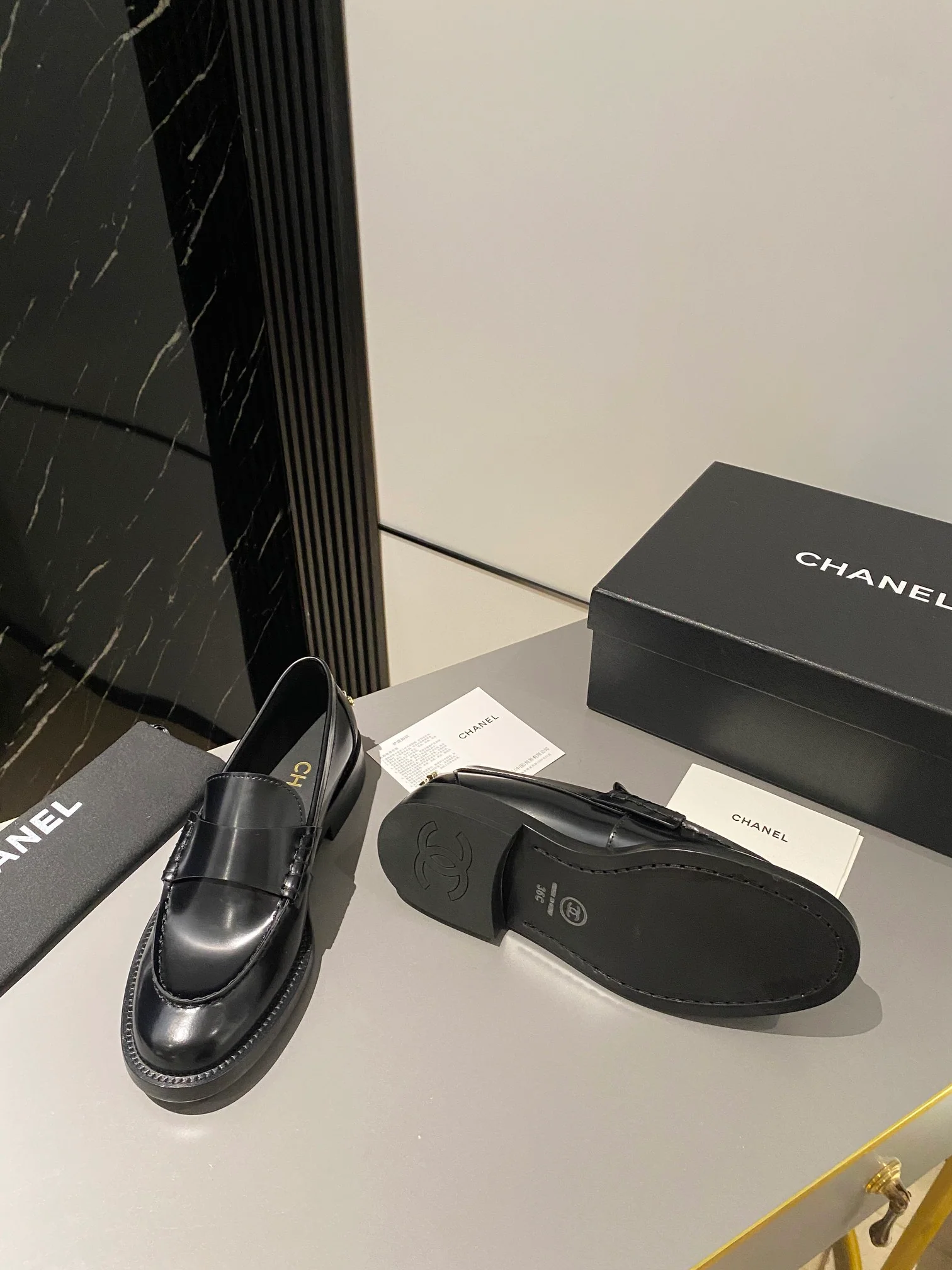 Новинка осенней коллекции Chanel 2023 — Лоферы — Черные