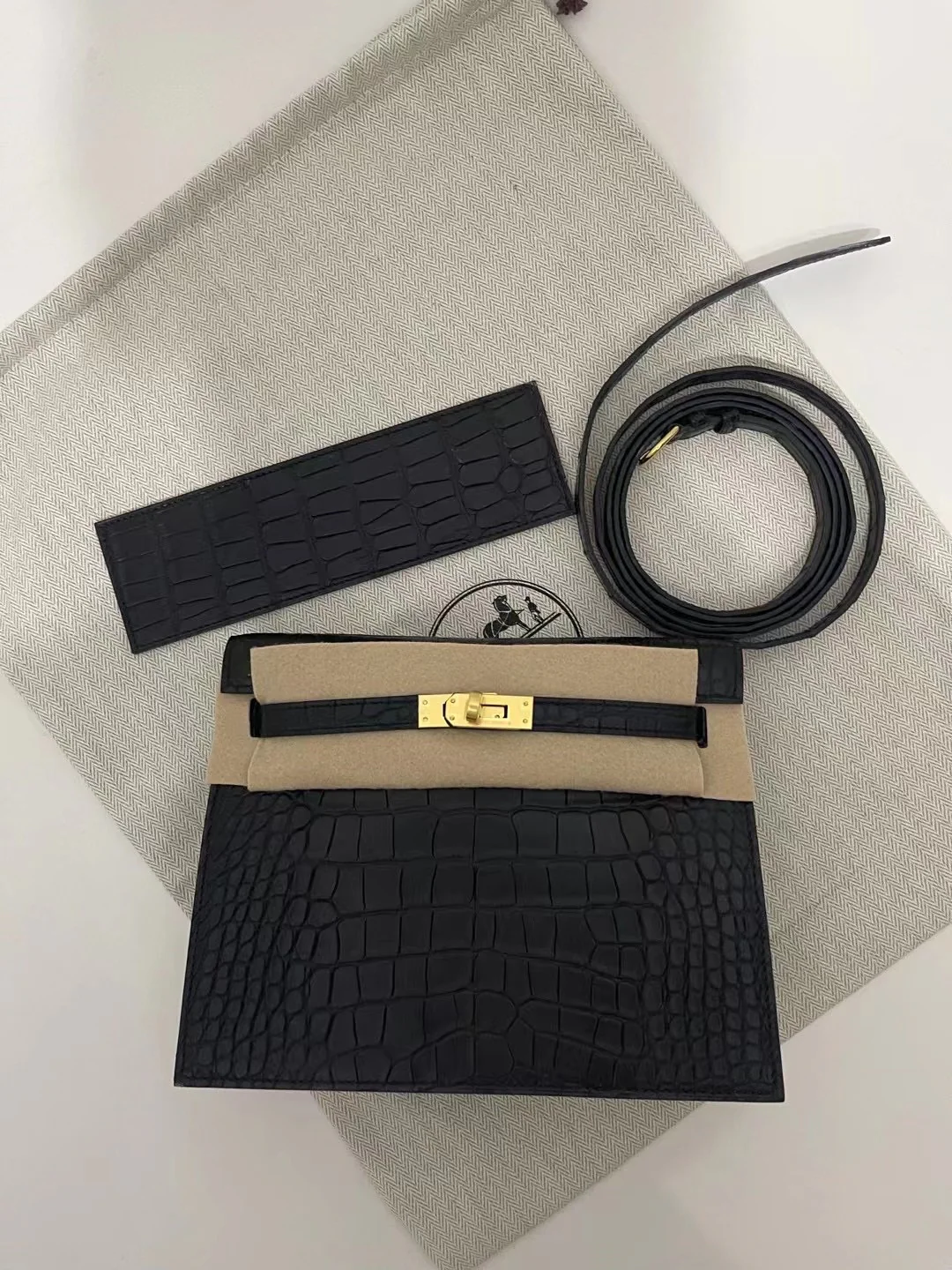 Hermes Kelly Danse, черная крокодиловая кожа с золотой пряжкой