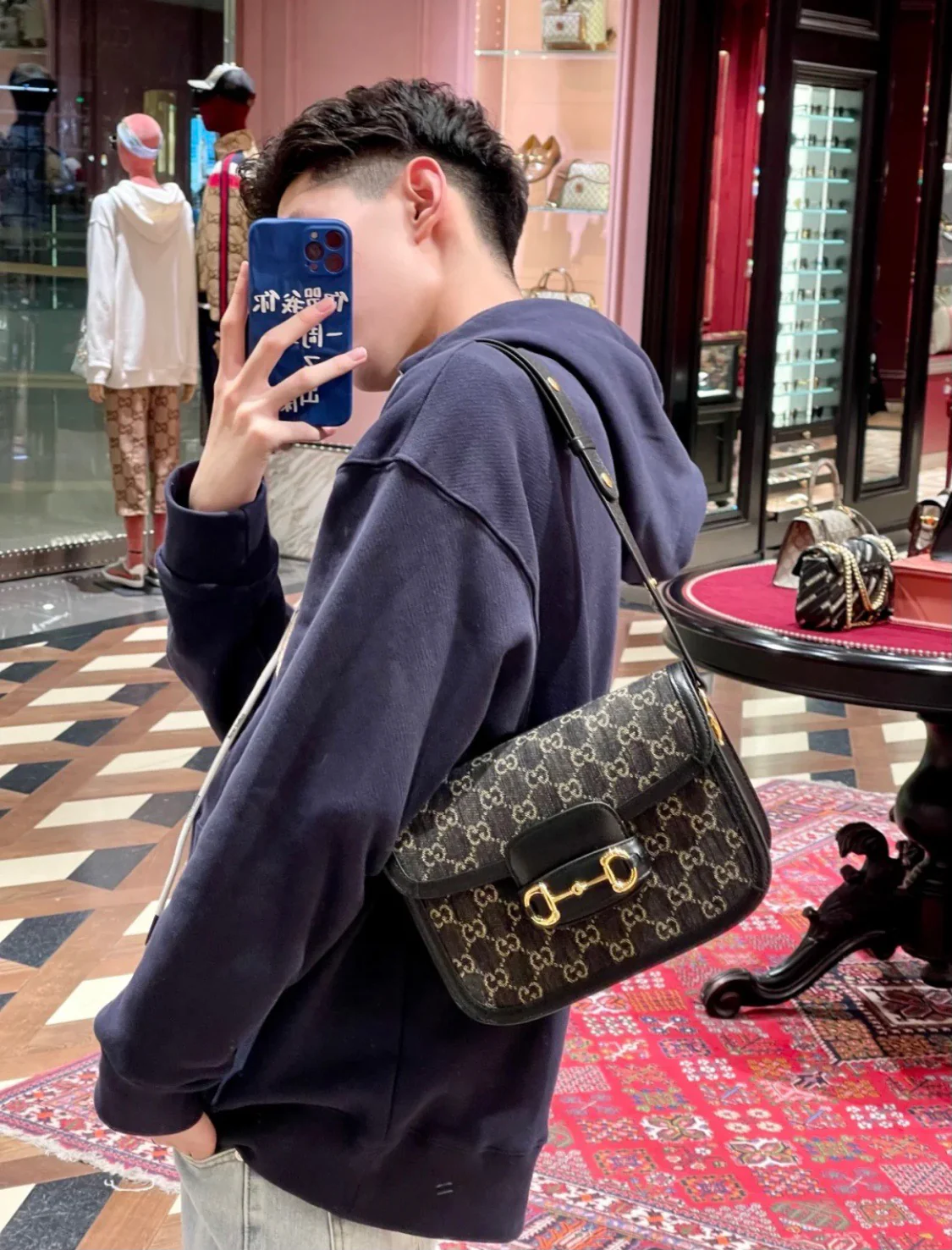 Сумка-седло Gucci 1955 с пряжкой в ??виде подковы — черная джинсовая ткань.