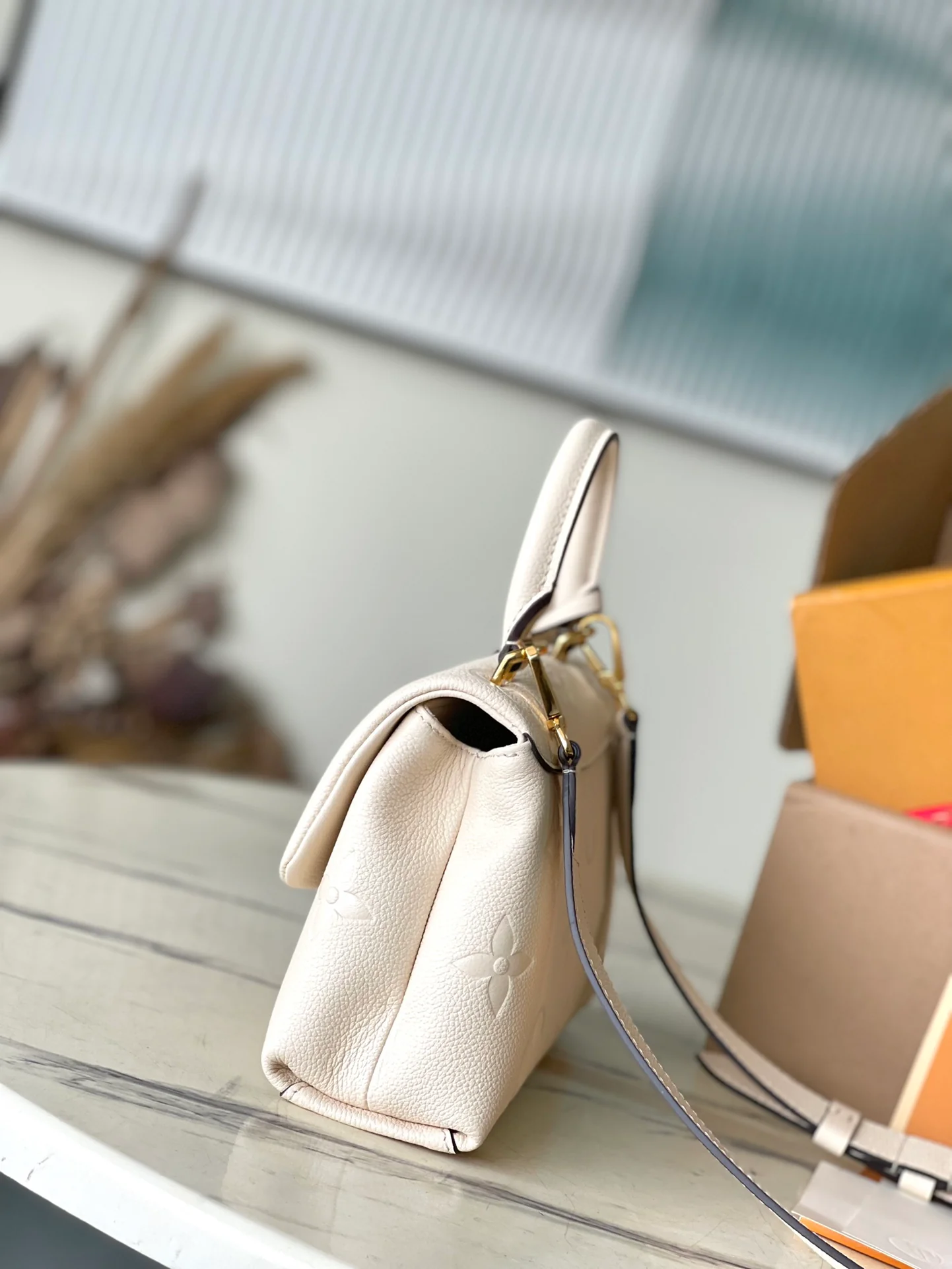 m46008-LV-madeleine-bb-handbag/crossbody bag-white