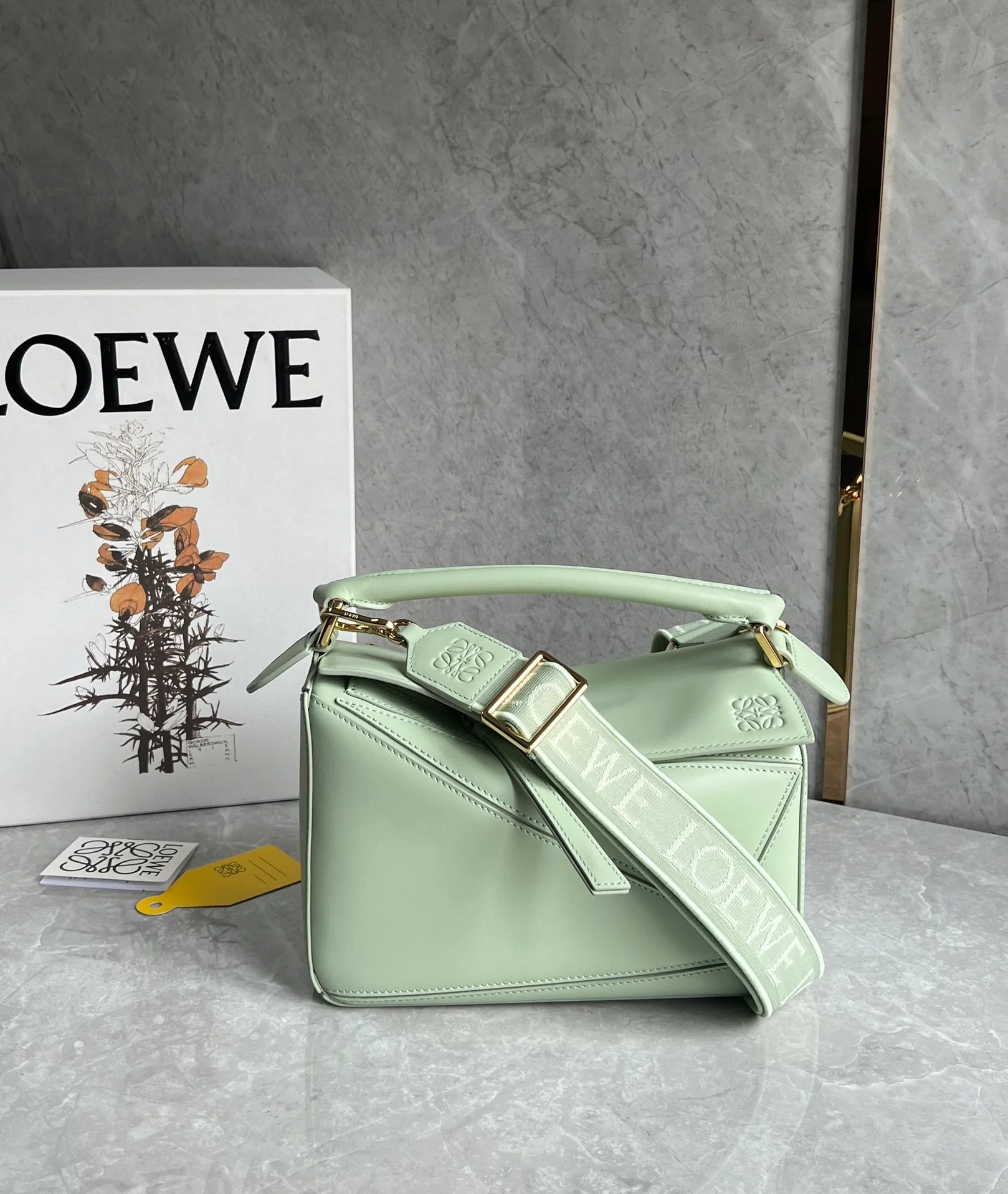 Кожаная сумка через плечо Loewe Puzzle - изумрудно-зеленая.