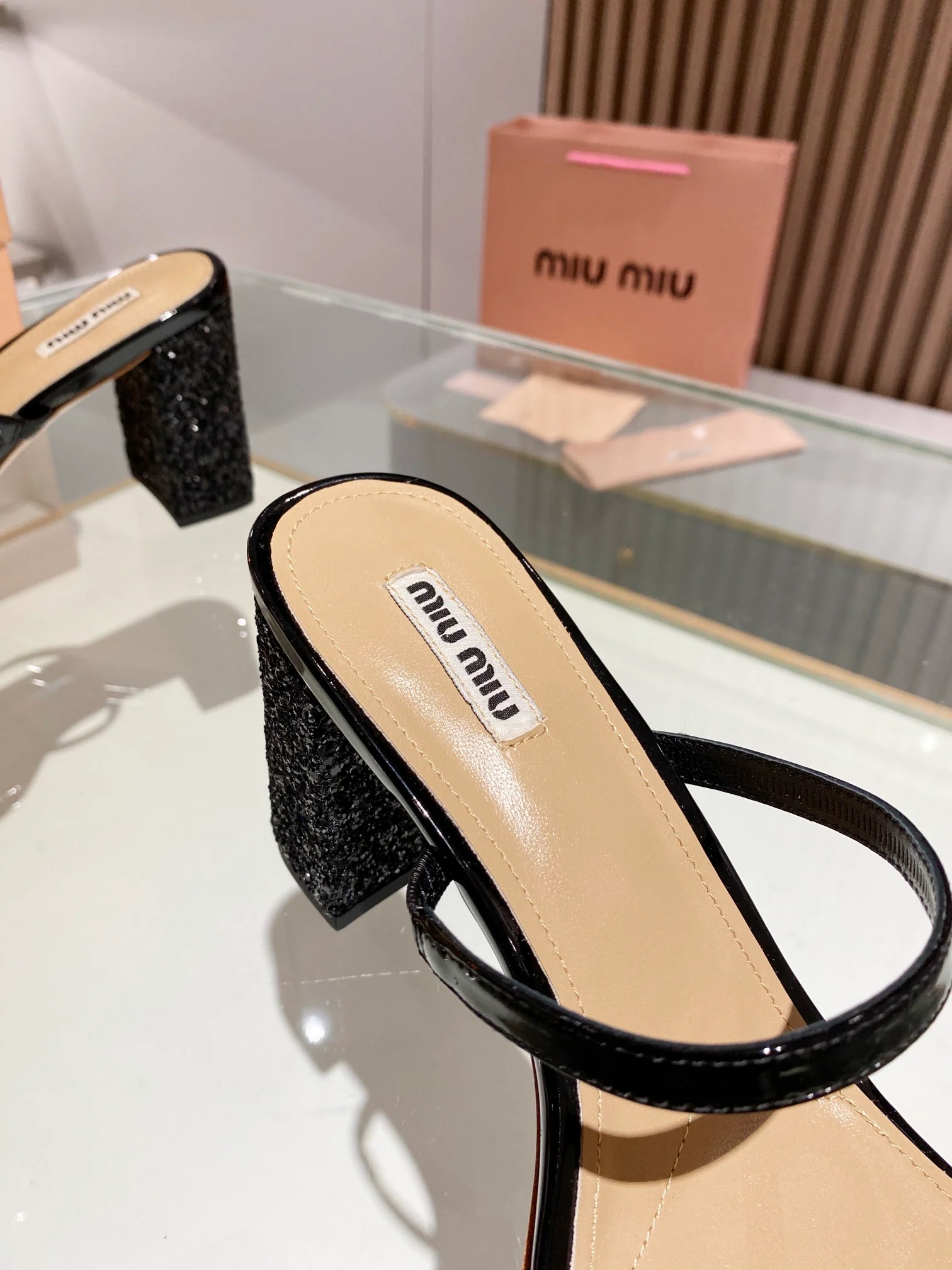 Новинка сезона весна/лето 2023 от Miu Miu - Босоножки на высоком каблуке с ремешками - 8-5 см - Черные