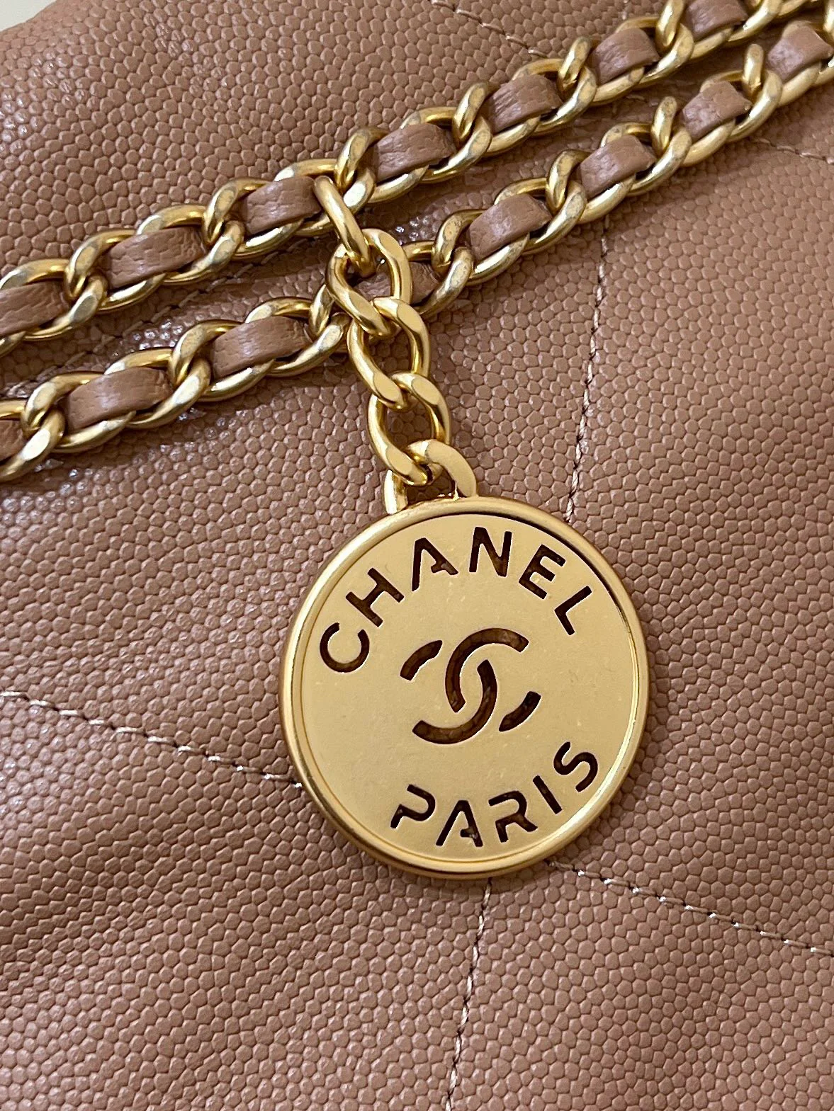 Мини-сумка Chanel Mini 22, лимитированная серия, мусорный мешок - коричневый.