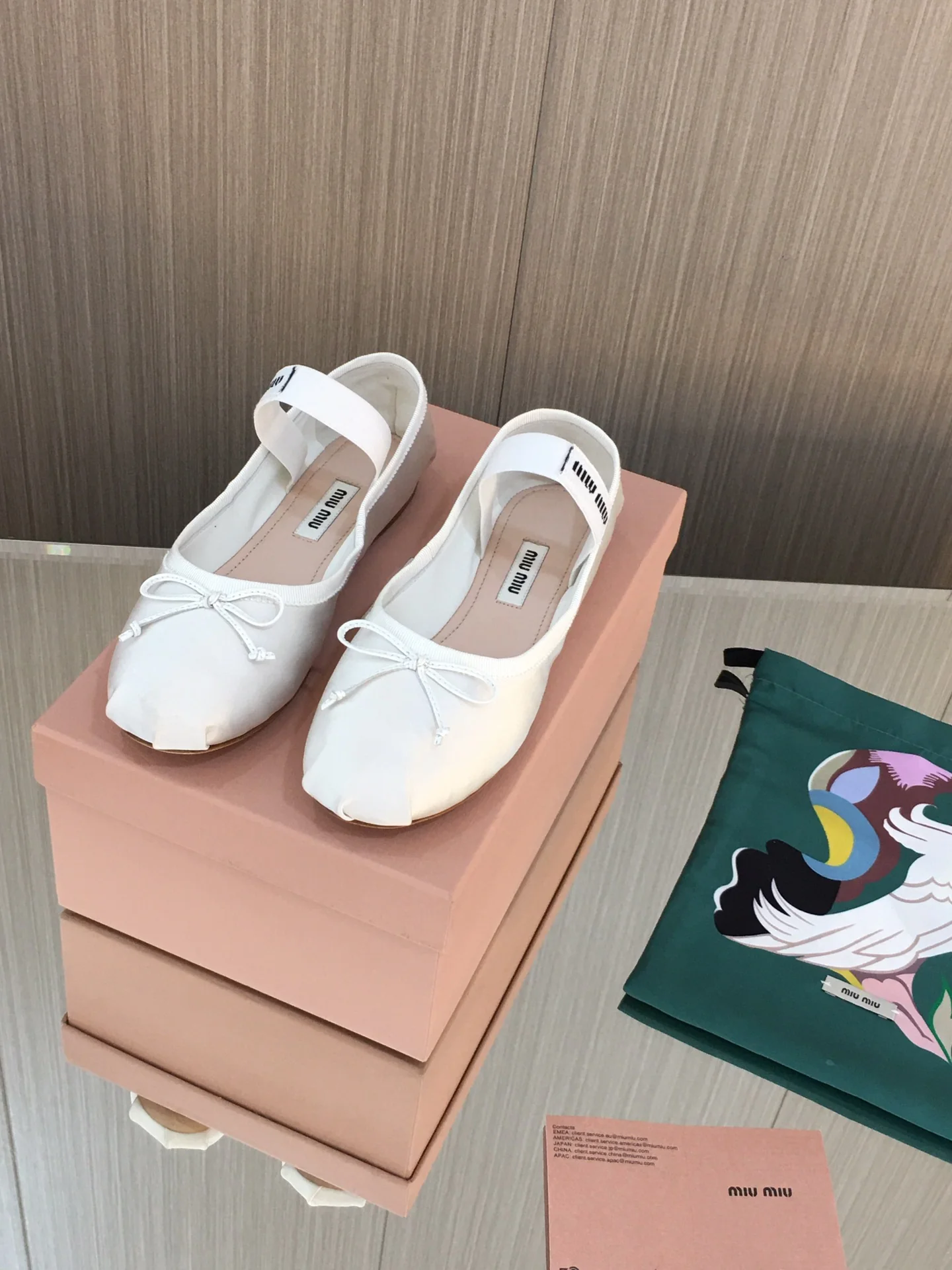 Новинка весны/лета Miu Miu 2023 — балетки ?Французская фея? — белые.