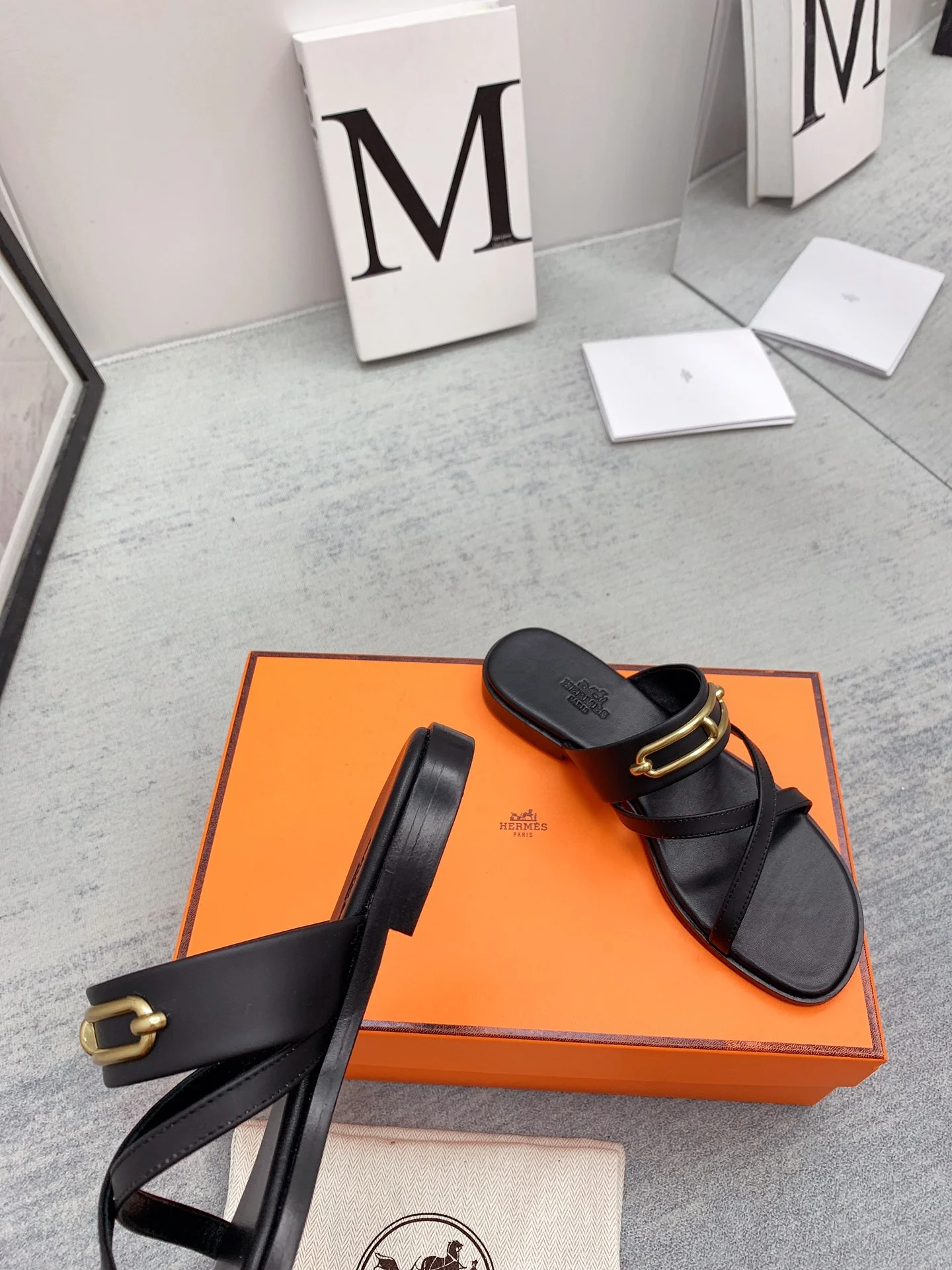 Новинка сезона весна/лето 2022 от Hermes - Текстурированные плоские тапочки - 1