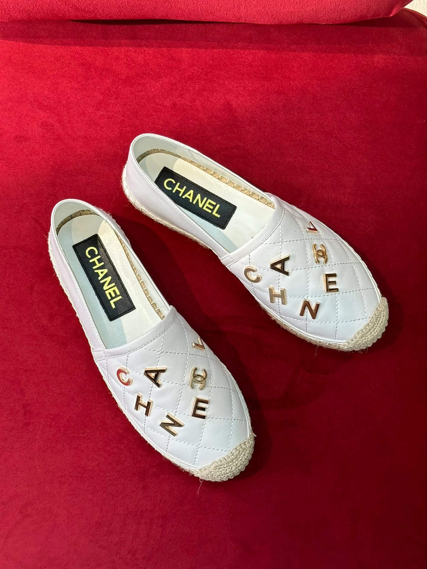 Новинка сезона весна/лето 2023 от Chanel - Рыбацкие туфли с надписями