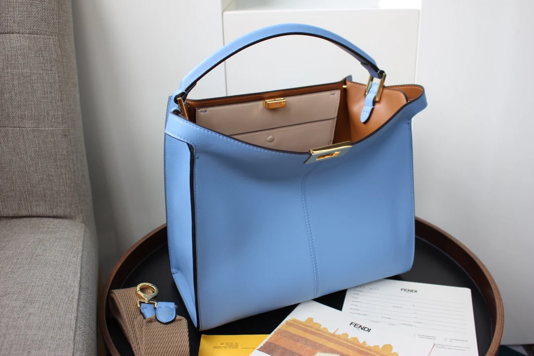 Сумка Fendi Peekaboo Lite Medium из светло-голубой кожи.