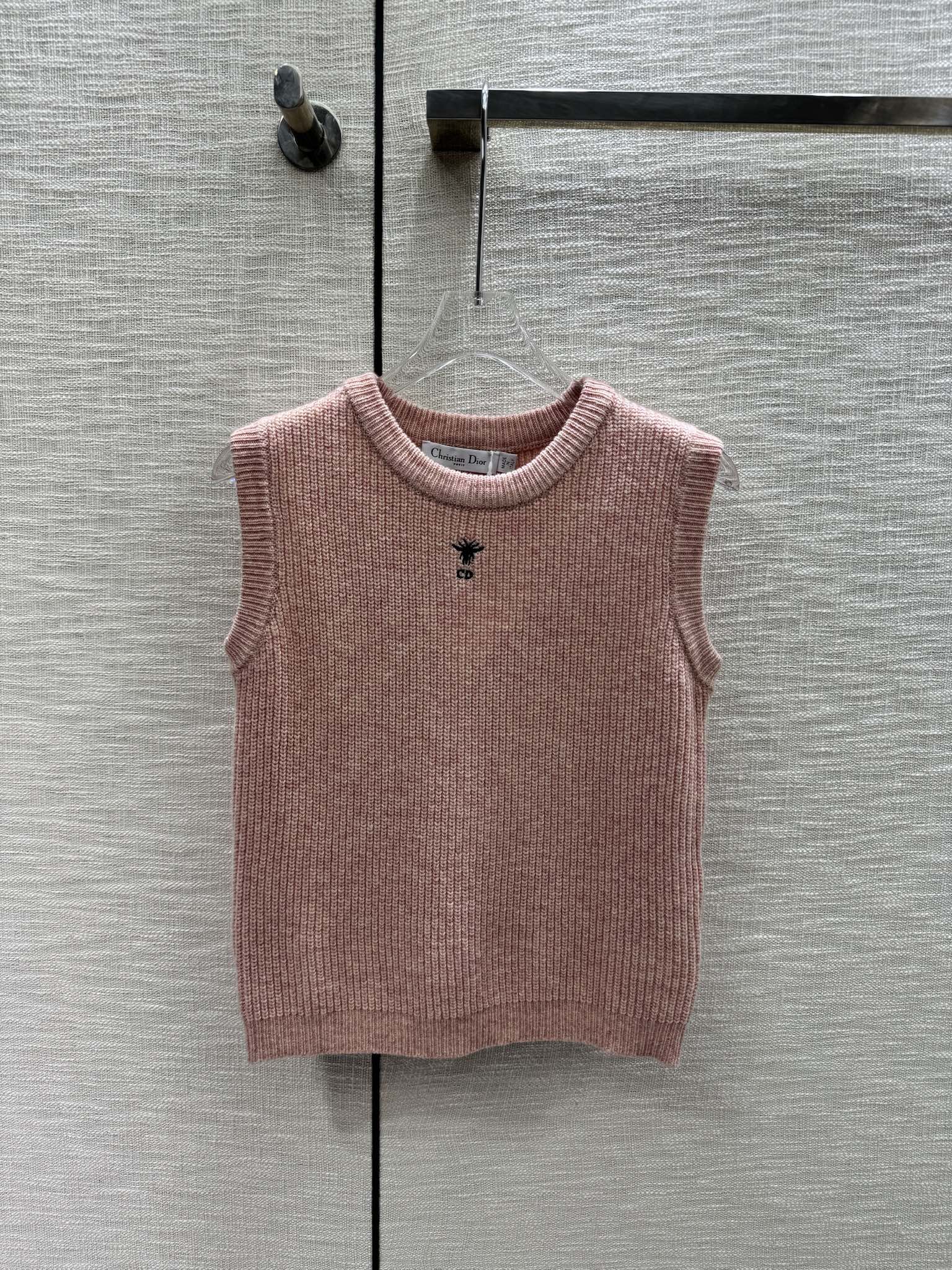 Вязаный жилет без рукавов Dior 2403 с вышитой буквой CD