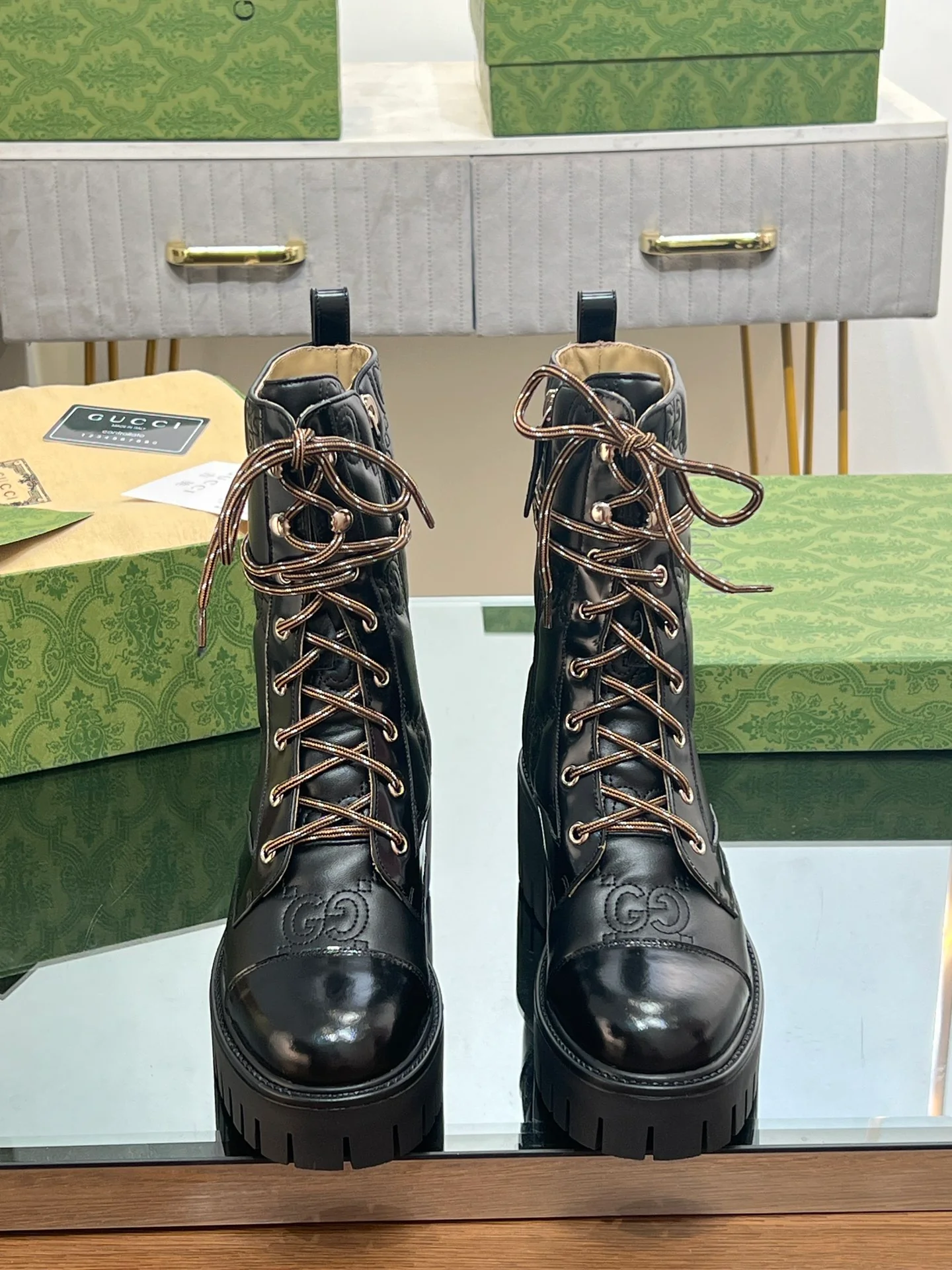 Походные ботинки Gucci с вышивкой и стеганой подошвой на шнуровке - черные