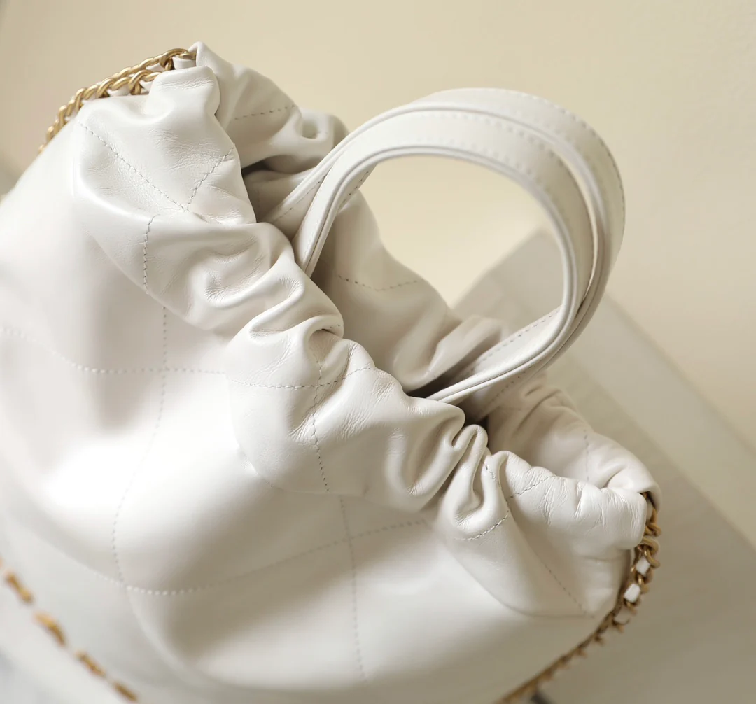 Chanel - Новый маленький рюкзак - Белый с золотой фурнитурой