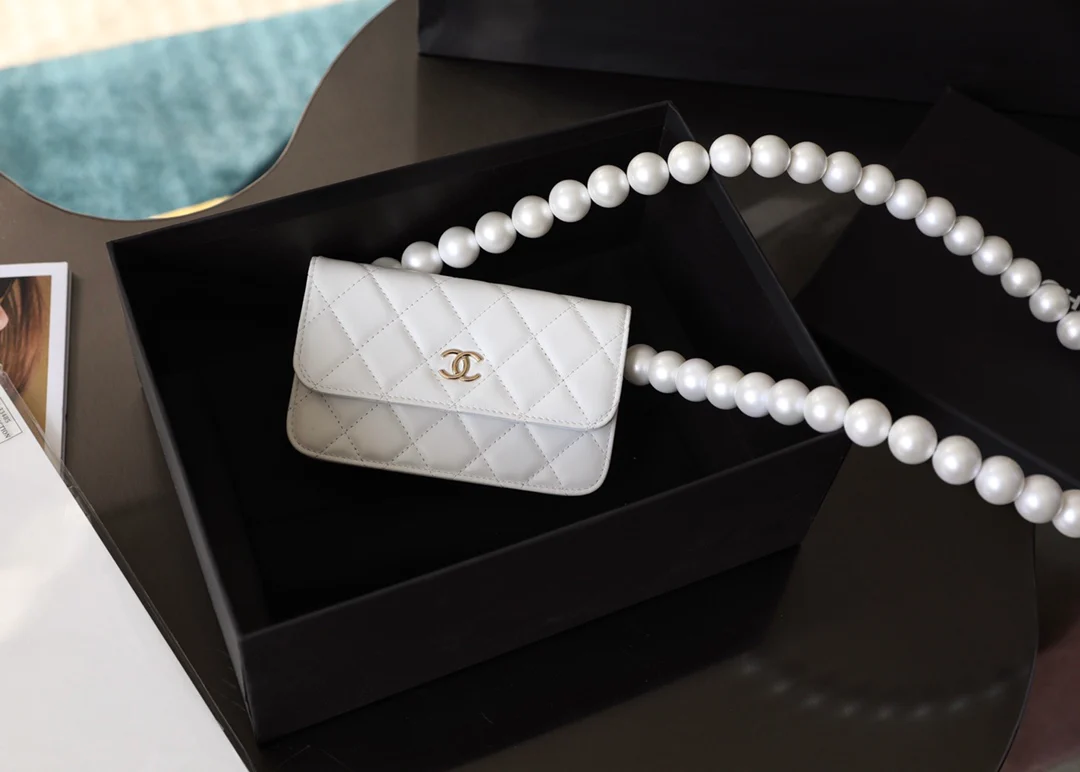 Маленькая сумочка Chanel с жемчужной цепочкой