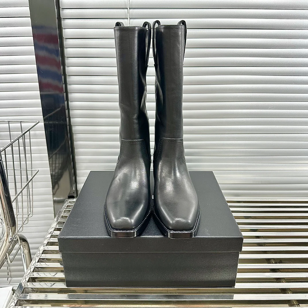 Новинка сезона осень/зима 2023 от Chanel - Мотоциклетные ботинки на низком каблуке - Черные